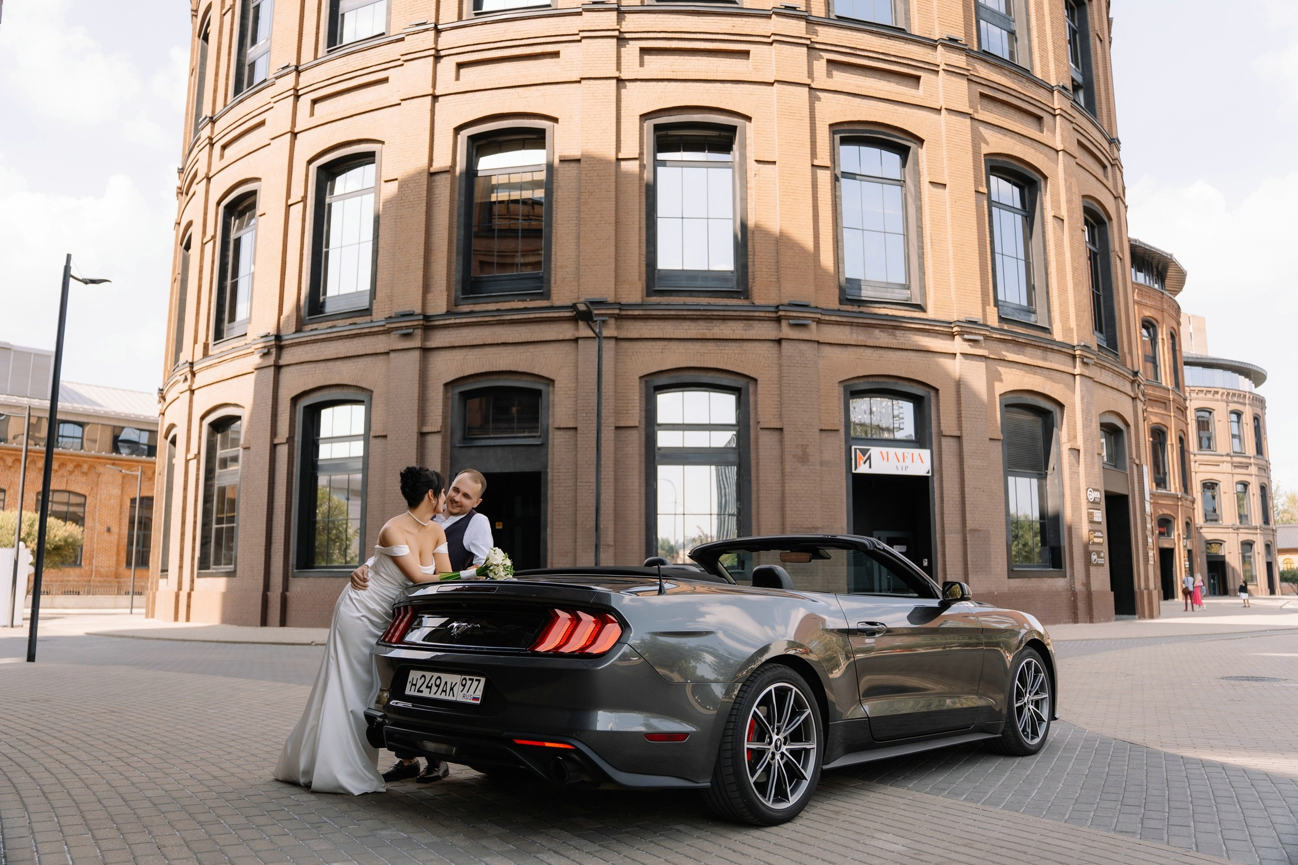 Свадебная фотосессия жениха и невесты с кабриолетом на Арме