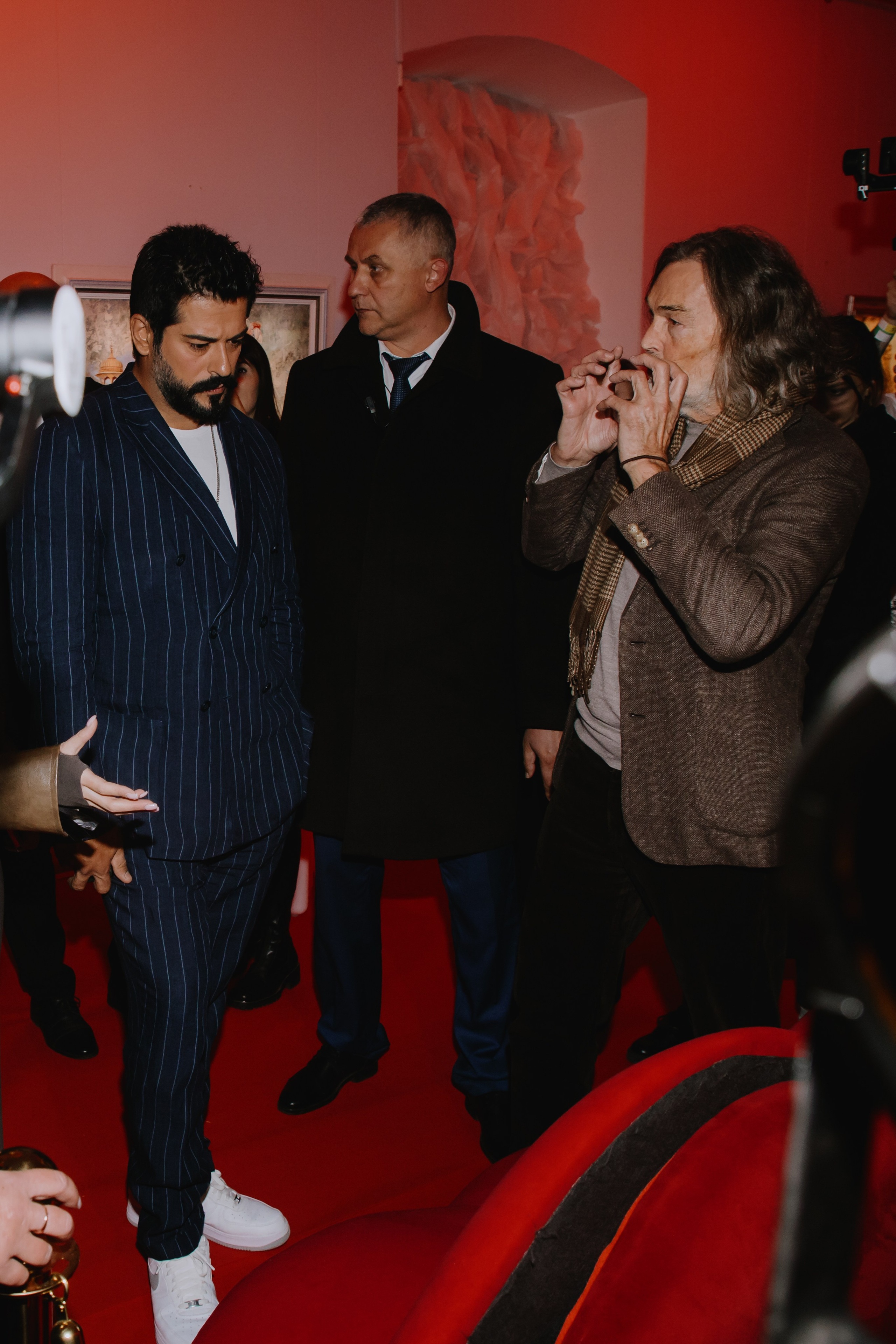 Бурак Озчивит посетил выставку Никаса Сафронова. Фотограф в Москве и Санкт-Петербурге Дарина