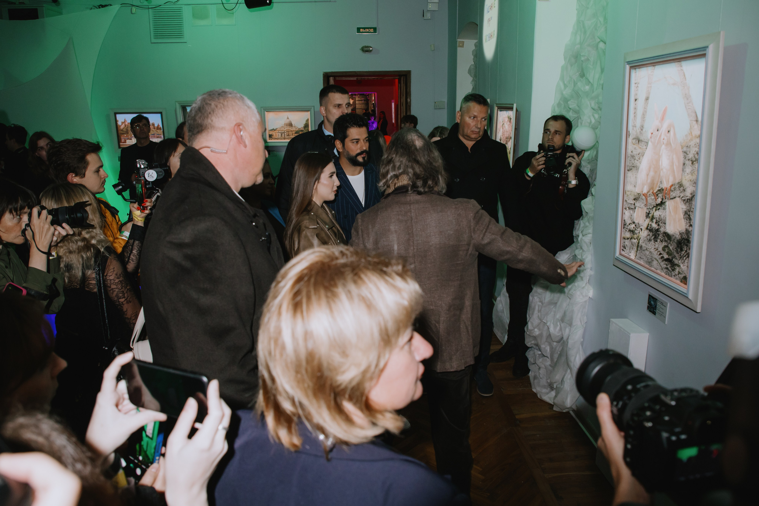 Бурак Озчивит посетил выставку Никаса Сафронова. Фотограф в Москве и Санкт-Петербурге Дарина