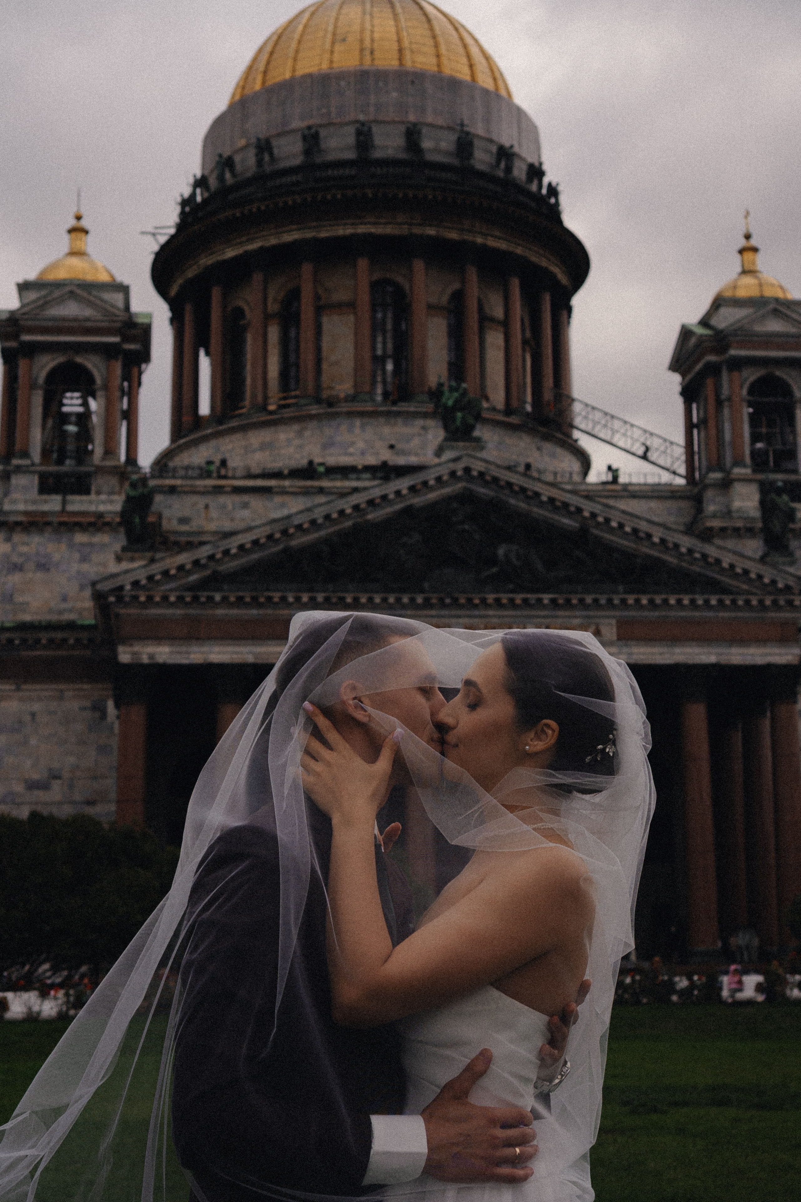 СВАДЕБНАЯ ПРОГУЛКА В САНТК-ПЕТЕРБУРГЕ (ИСАКИЕВСКИЙ СОБОР, ЗИМНЯЯ КАНАВКА, ЭРМИТАЖ И БОЛЬШАЯ МОРСКАЯ УЛИЦА). Профессиональный фотограф, Санкт-Петербург — Виктория Богомолова