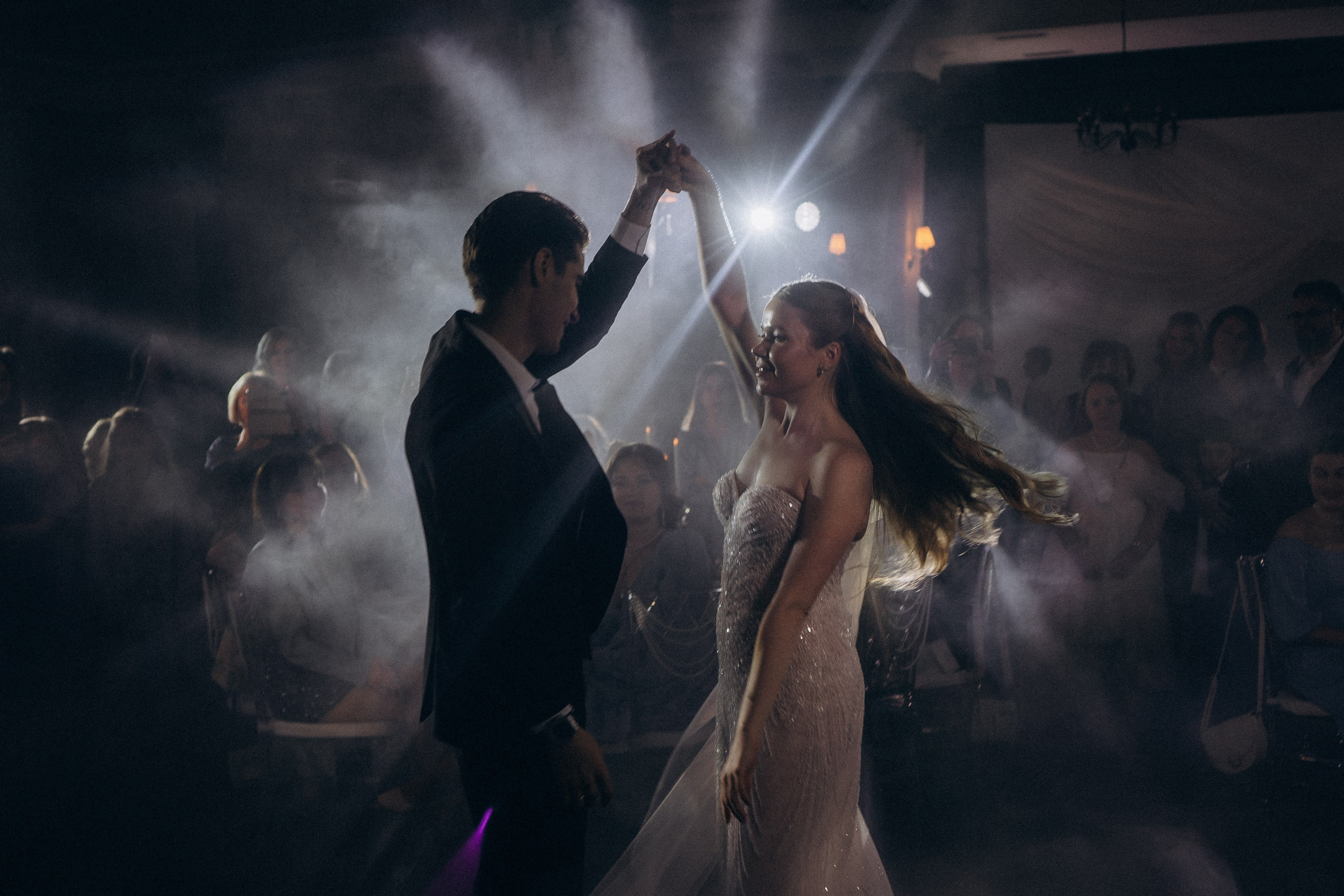 ПЕРВЫЙ ТАНЕЦ МОЛОДЫХ НА БАНКЕТЕ. ТРОГАТЕЛЬНЫЙ МОМЕНТ (СНЯТО В СИБИРЕ В НИЖНЕВАРТОВСКЕ). Профессиональный фотограф, Санкт-Петербург — Виктория Богомолова