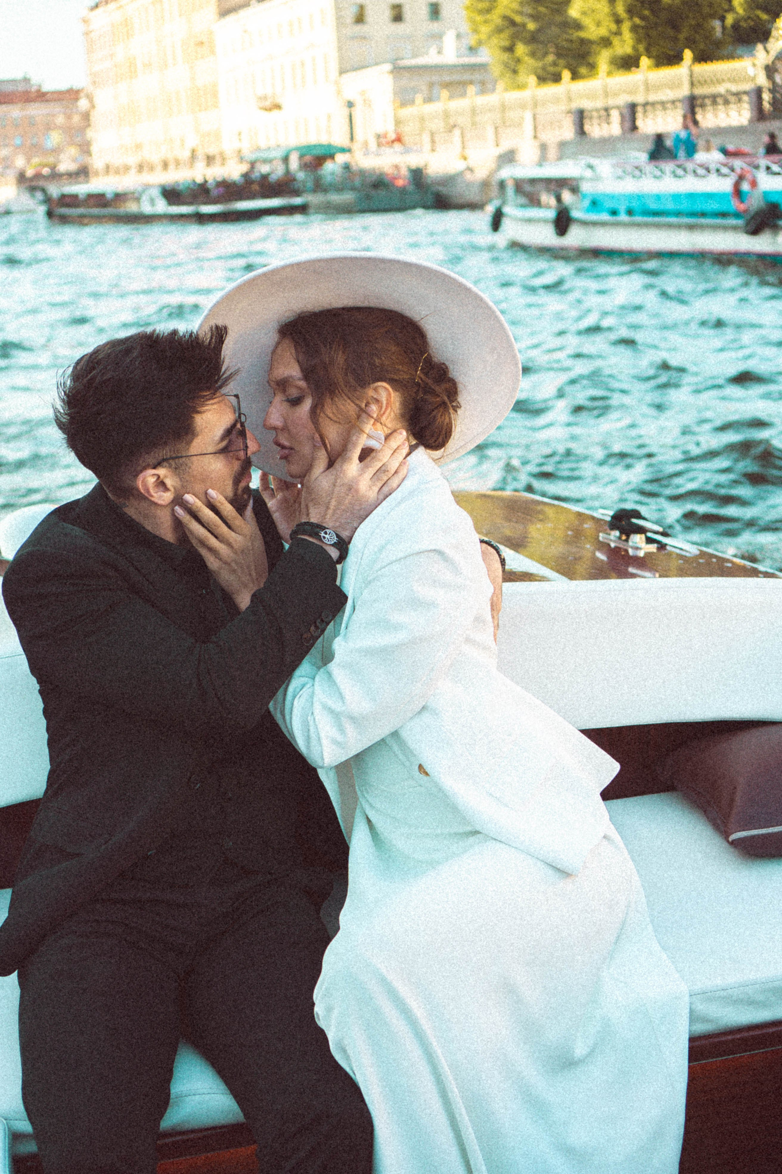 СВАДЕНБНАЯ СЬЕМКА НА КАТЕРЕ ПО КАНАЛАМ САНКТ-ПЕТЕРБУРГА И В АКВАТОРИИ НЕВЫ. Профессиональный фотограф, Санкт-Петербург — Виктория Богомолова