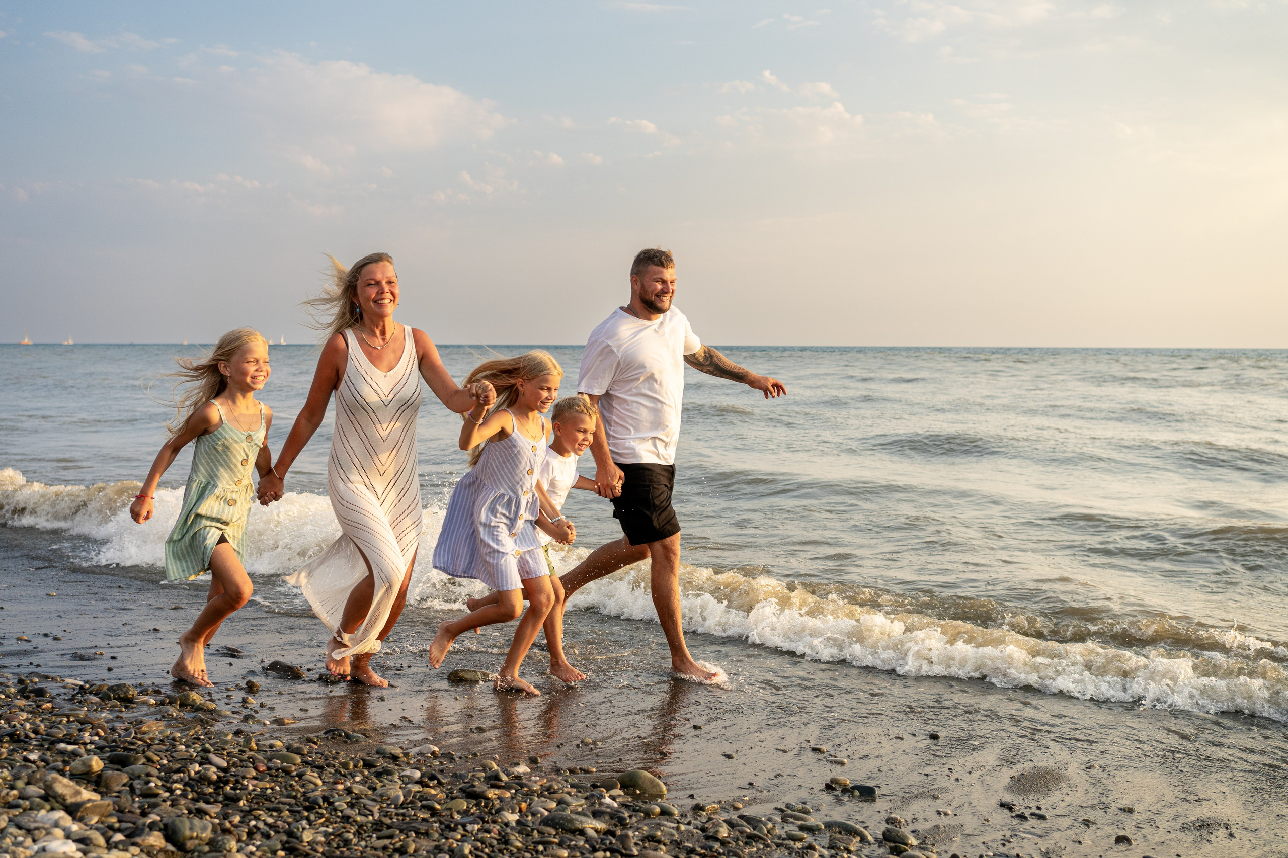 Семейная фотосессия на пляже. Фотограф в Сочи Тиунова Маргарита и Тиунов Евгений