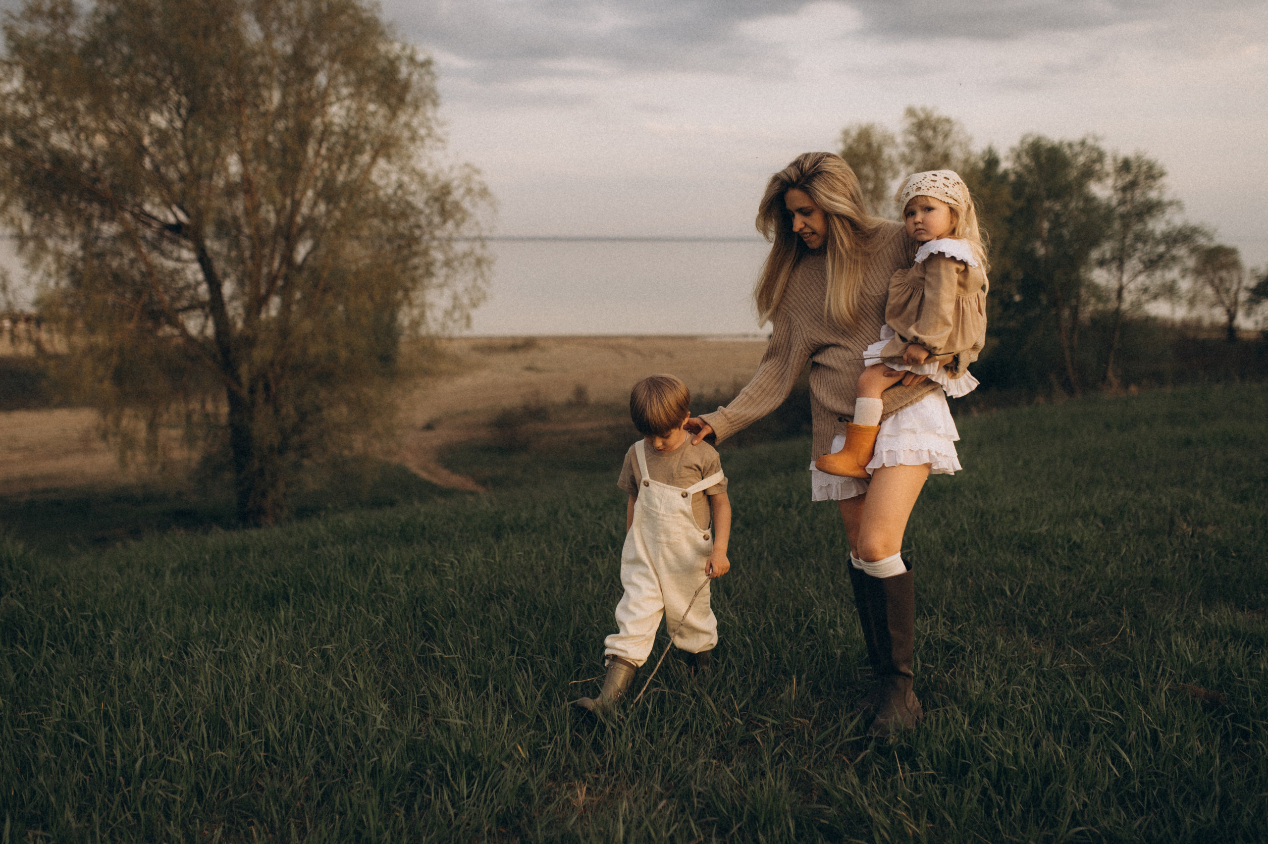 ЗАКАТ, КОМАРЫ И НЕПРОМОКАЕМЫЕ САПОГИ. Семейный фотограф в Новосибирске Женя Индрикова