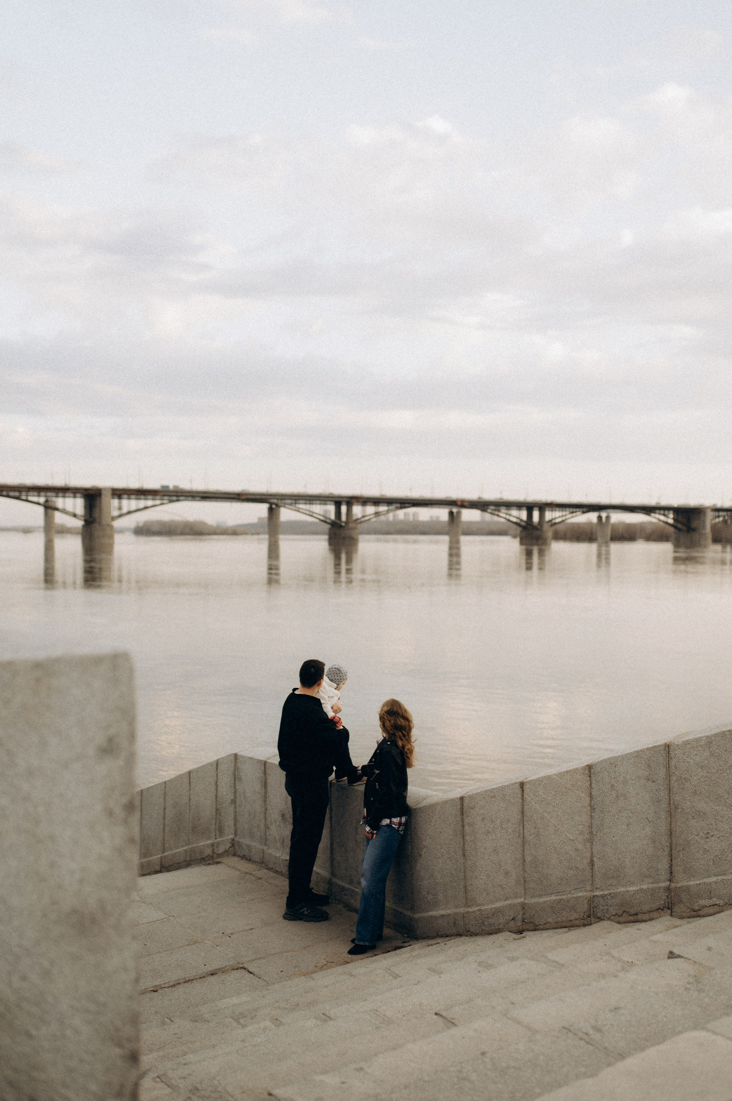 ВЕСЕННЯ ПРОГУЛКА НА НАБЕРЕЖНОЙ. Семейный фотограф в Новосибирске Женя Индрикова