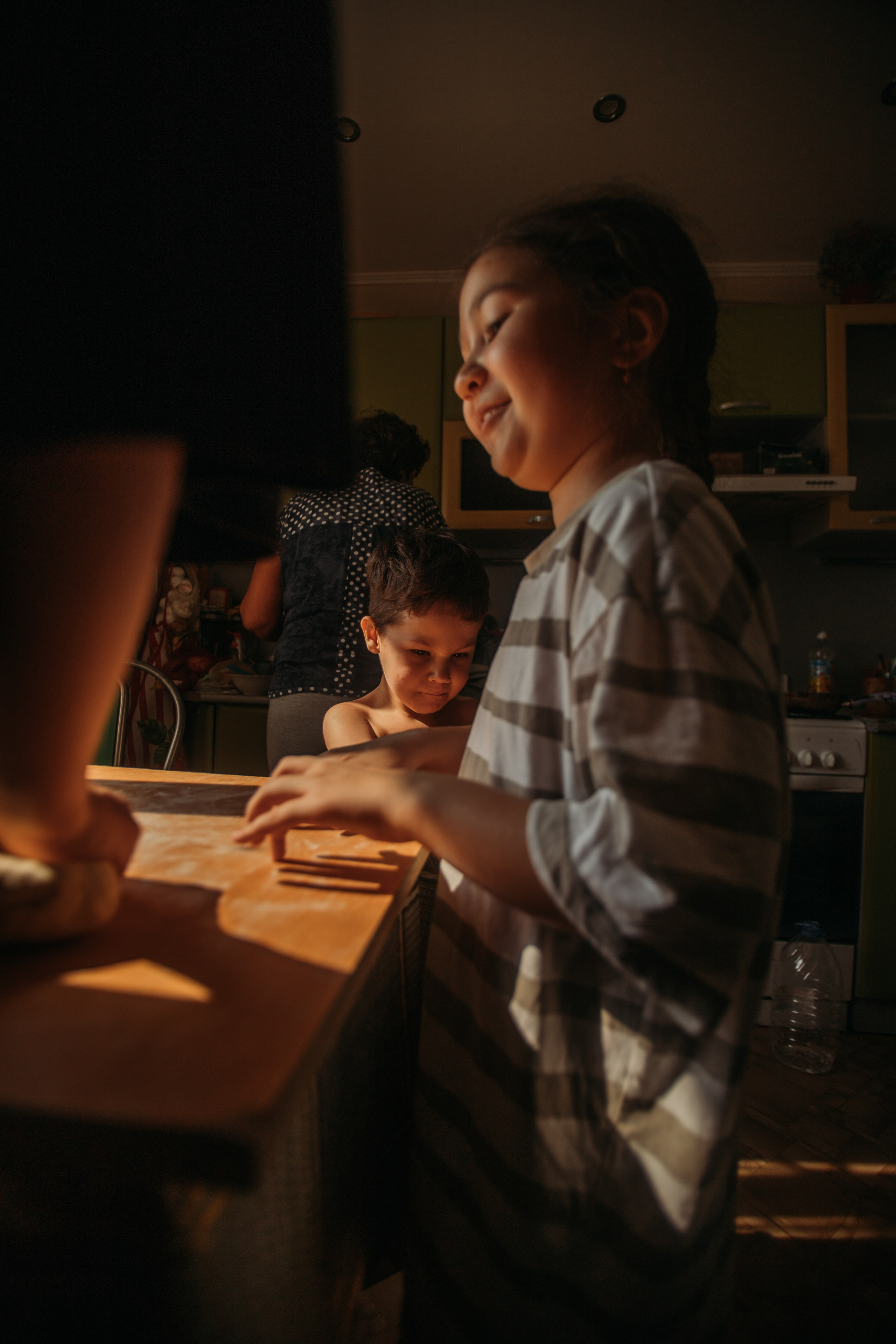 Домашняя фотосессия моей семьи. Венера Гайн. Репортажный фотограф  Тюмень. Обучение фотографии с 0
