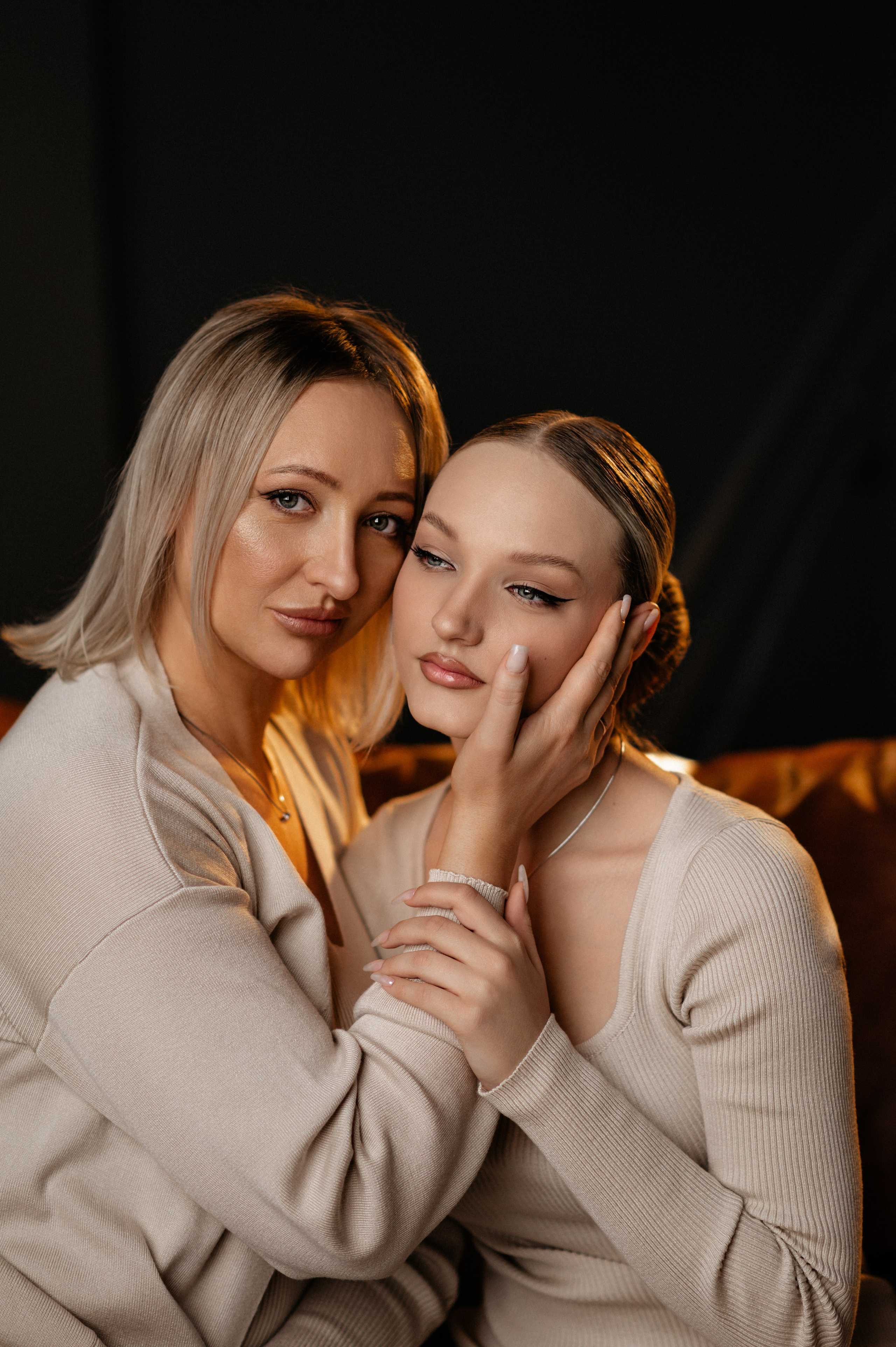 Мама и дочь. Главная