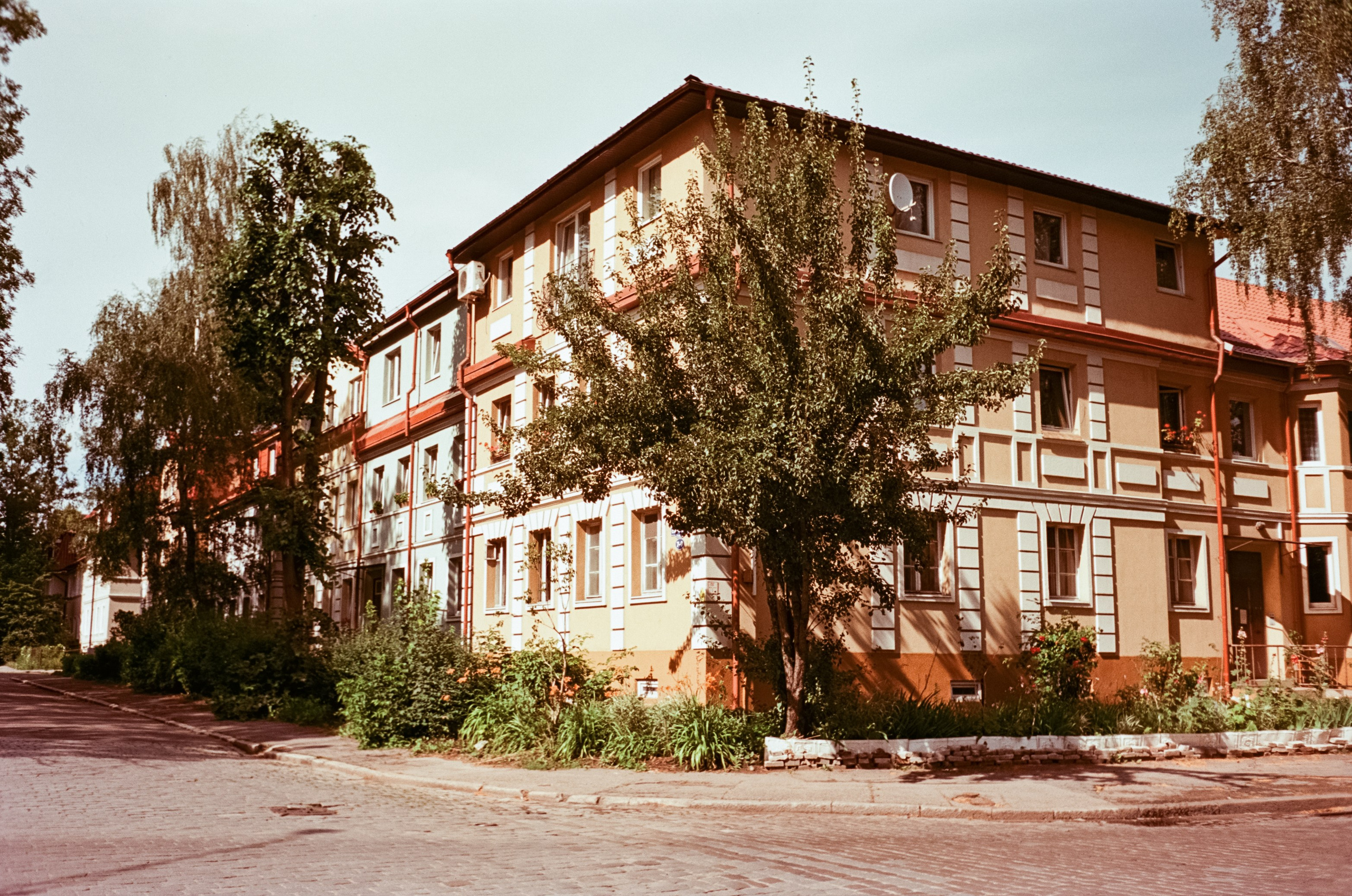 Калининград в солнечный день 7 июля 2024 года / Aerocolor IV / Minox 35GT (2)