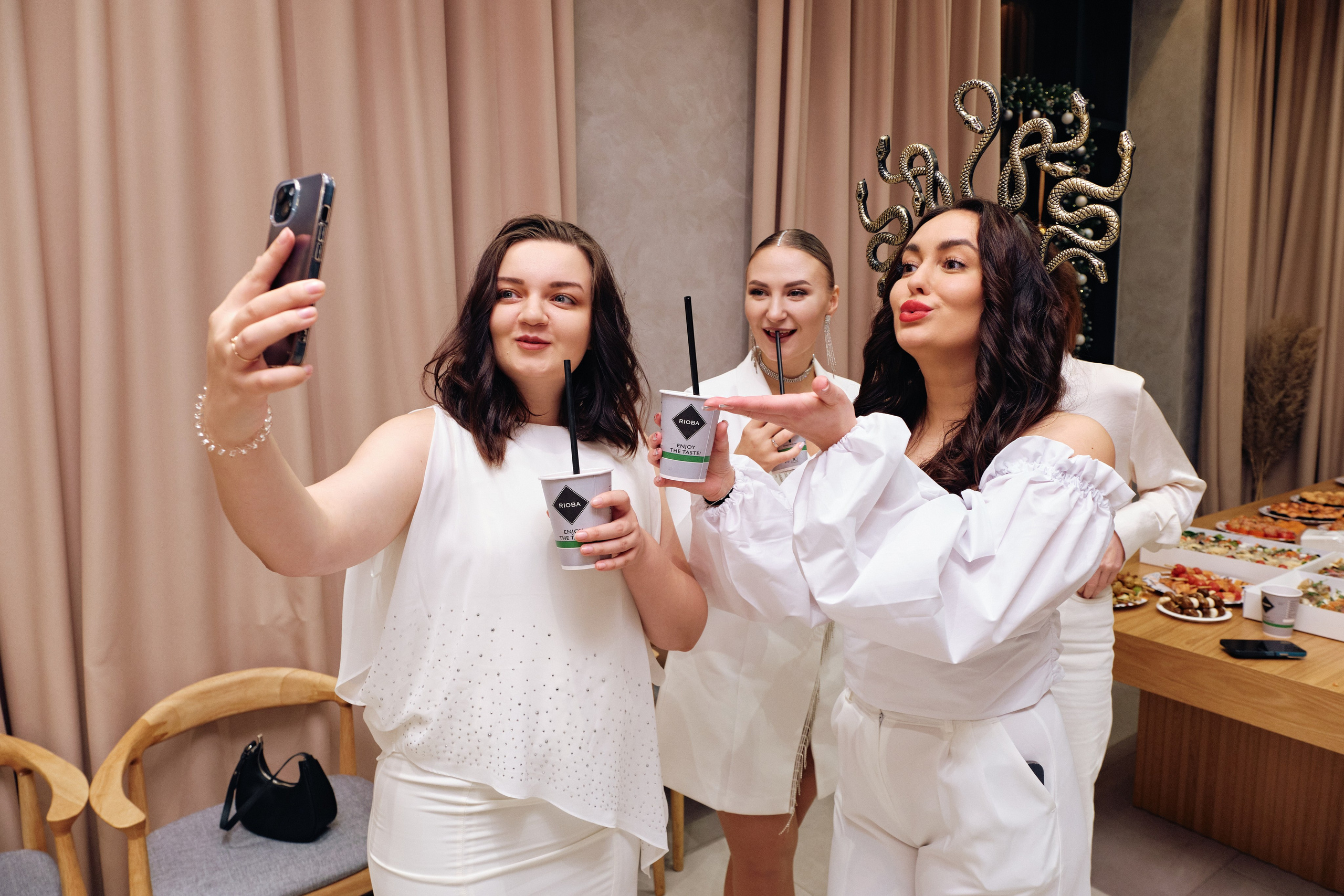 Корпоратив в белом компании Pride group. Семейные и свадебные фотосессии в СПб, в студии, на улице, на природе