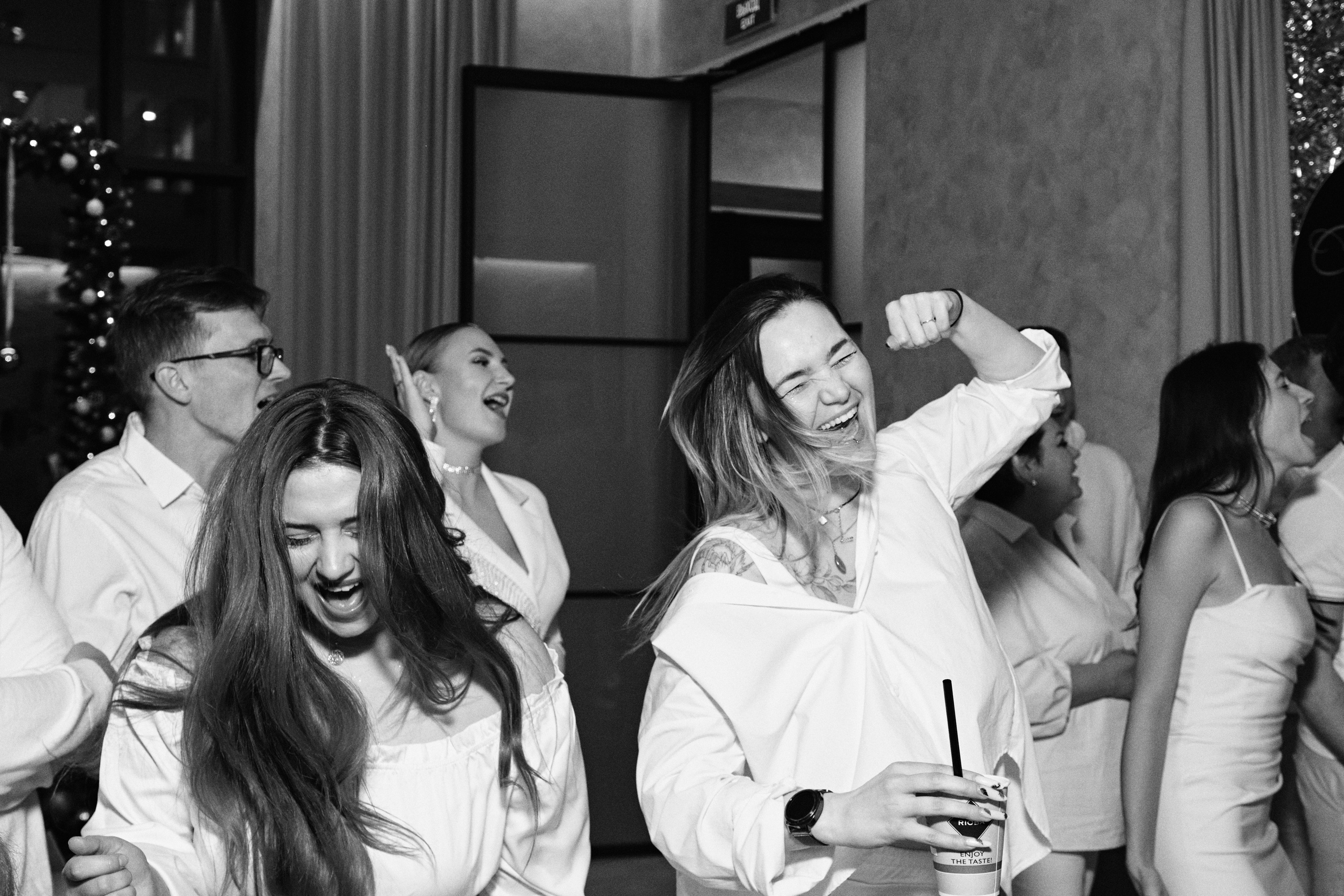 Корпоратив в белом компании Pride group. Семейные и свадебные фотосессии в СПб, в студии, на улице, на природе