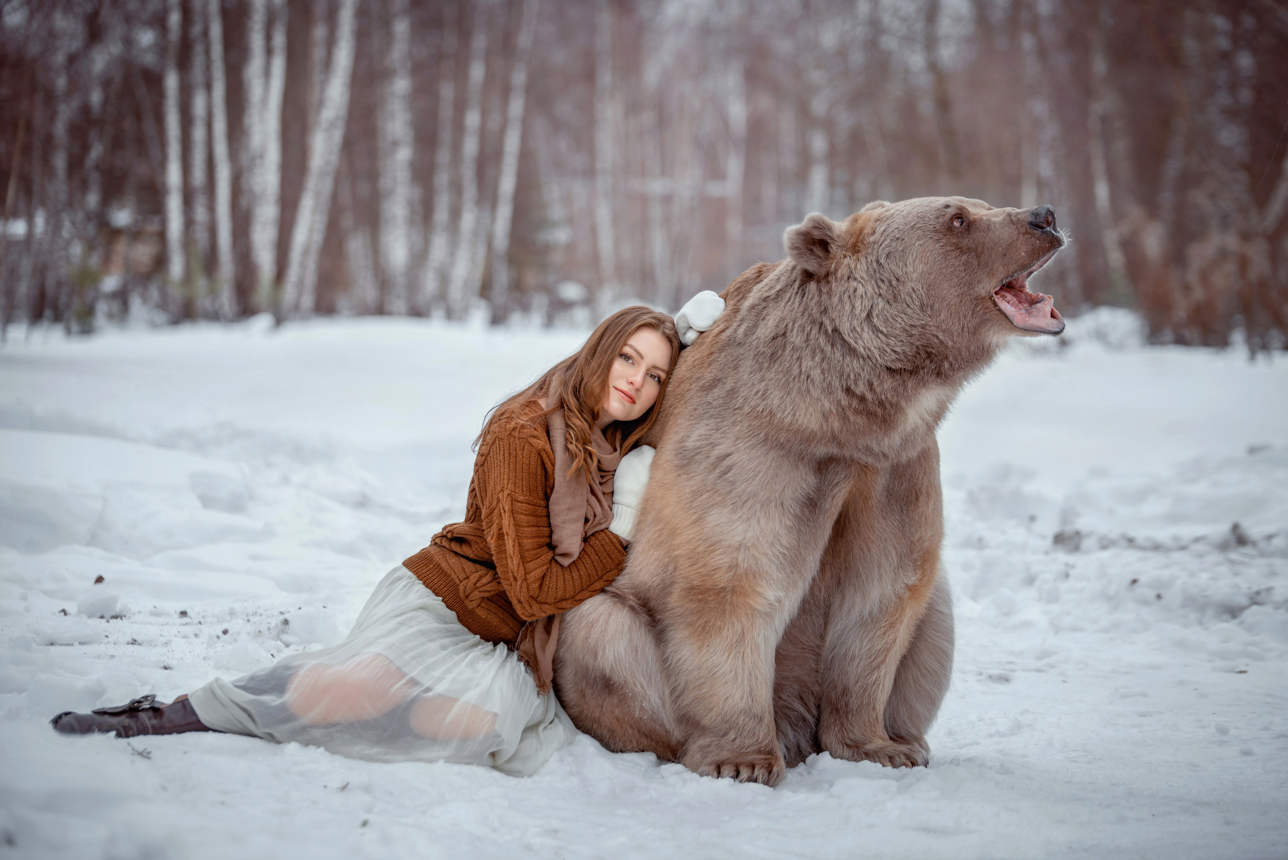 Девушка в лесу с медведем фото