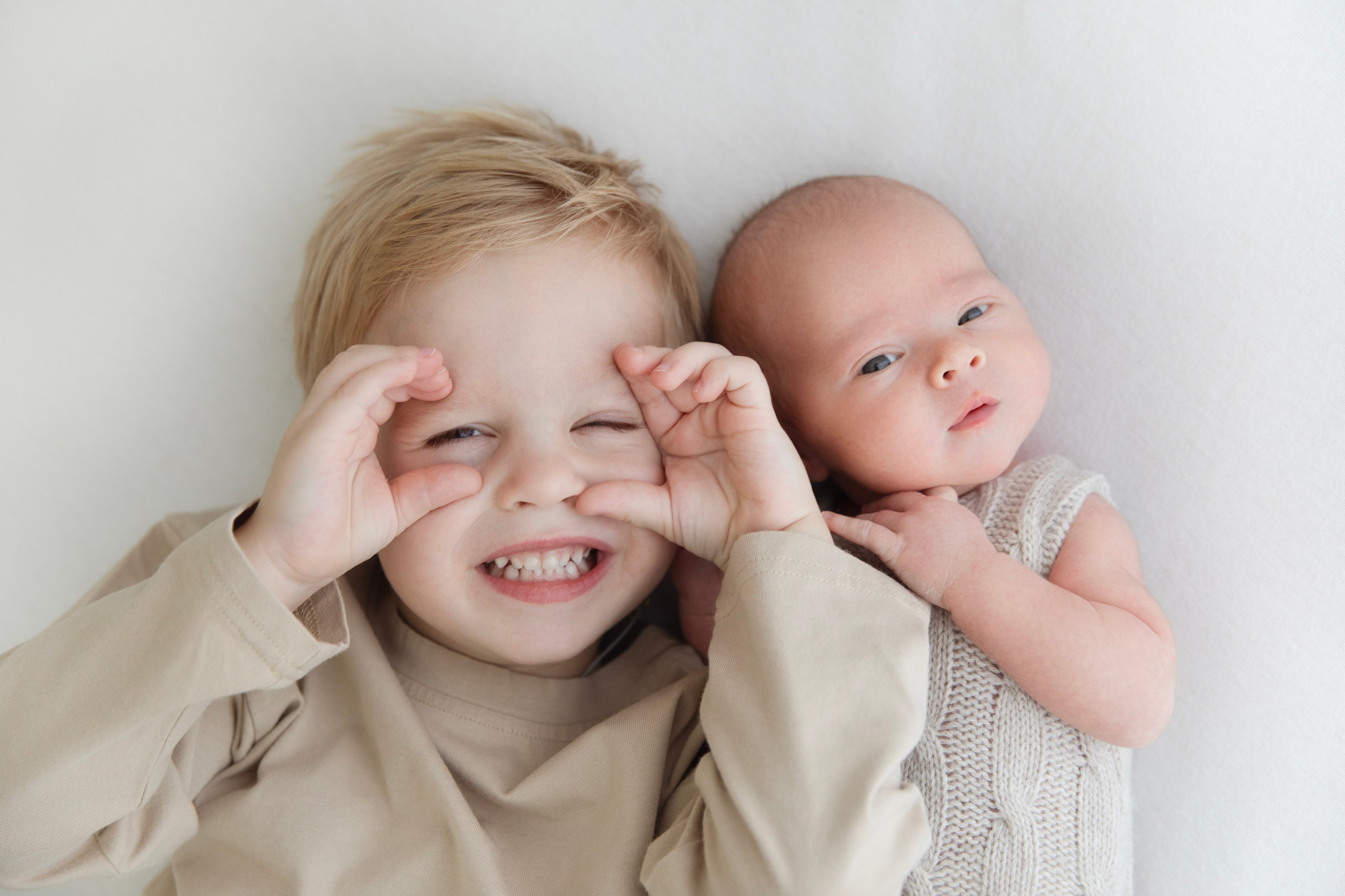 «съемка новорожденного с братом» «студийная съемка малышей». Фотограф новорожденных, детский фотограф  Москва.Семейная съемка Москва. Семенова Анна