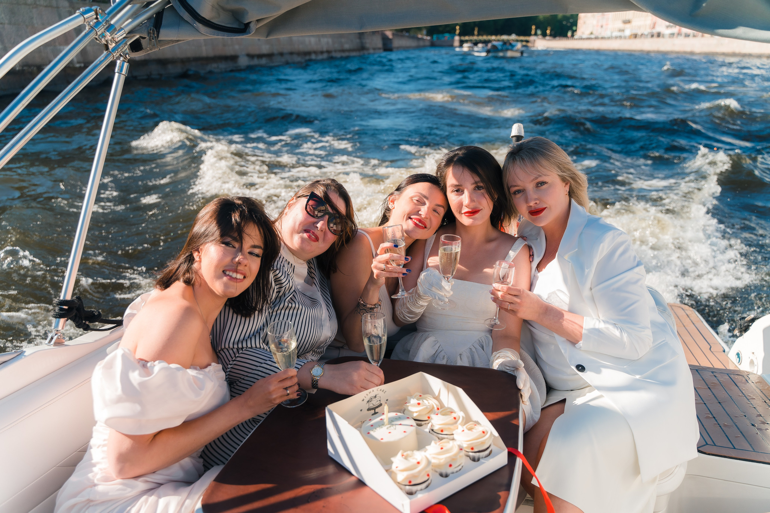 Фотосъемка девичника, встреча девушек, веселые женские портреты