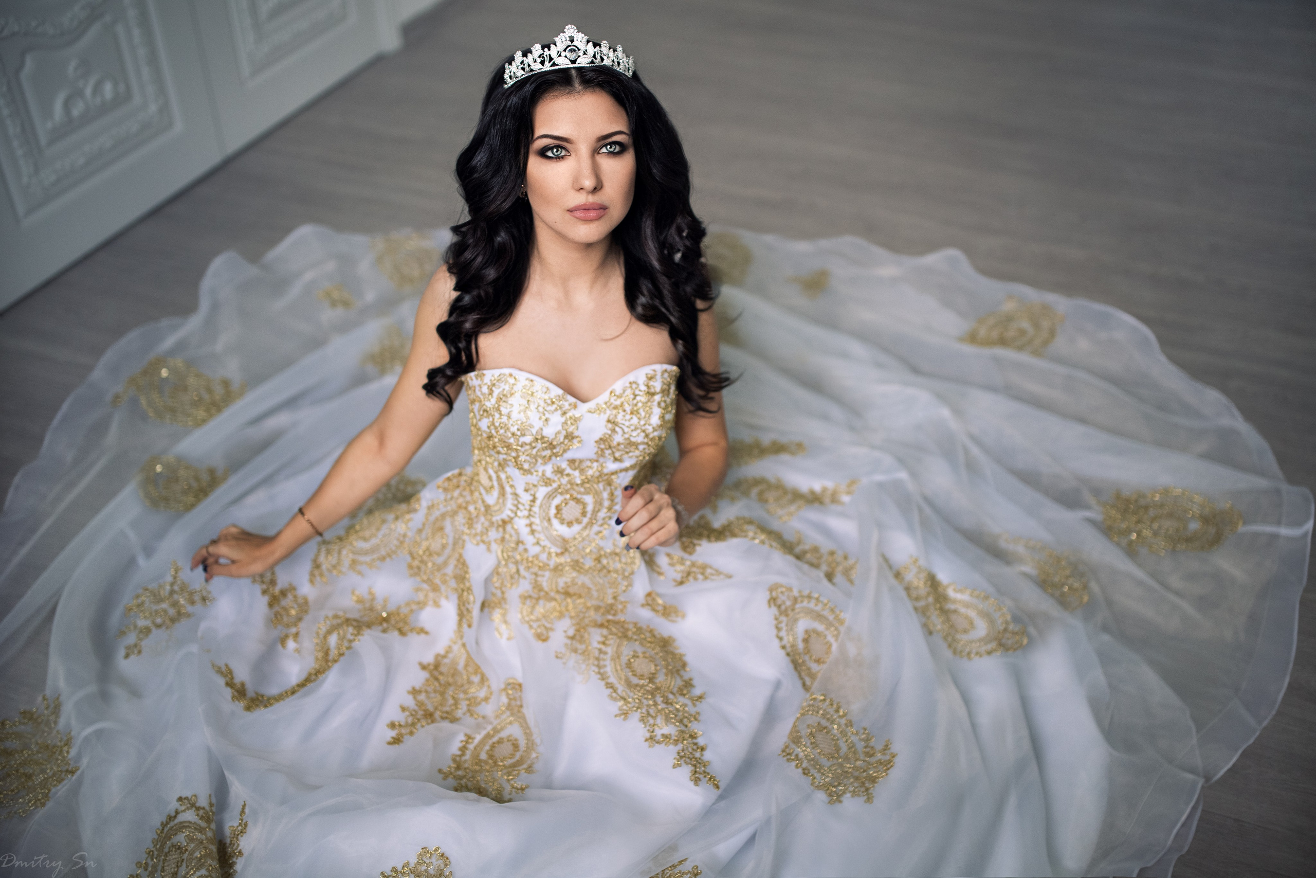 Съемка в студии с интерьером с Кристиной в белом пышном платье в формате для «себя»