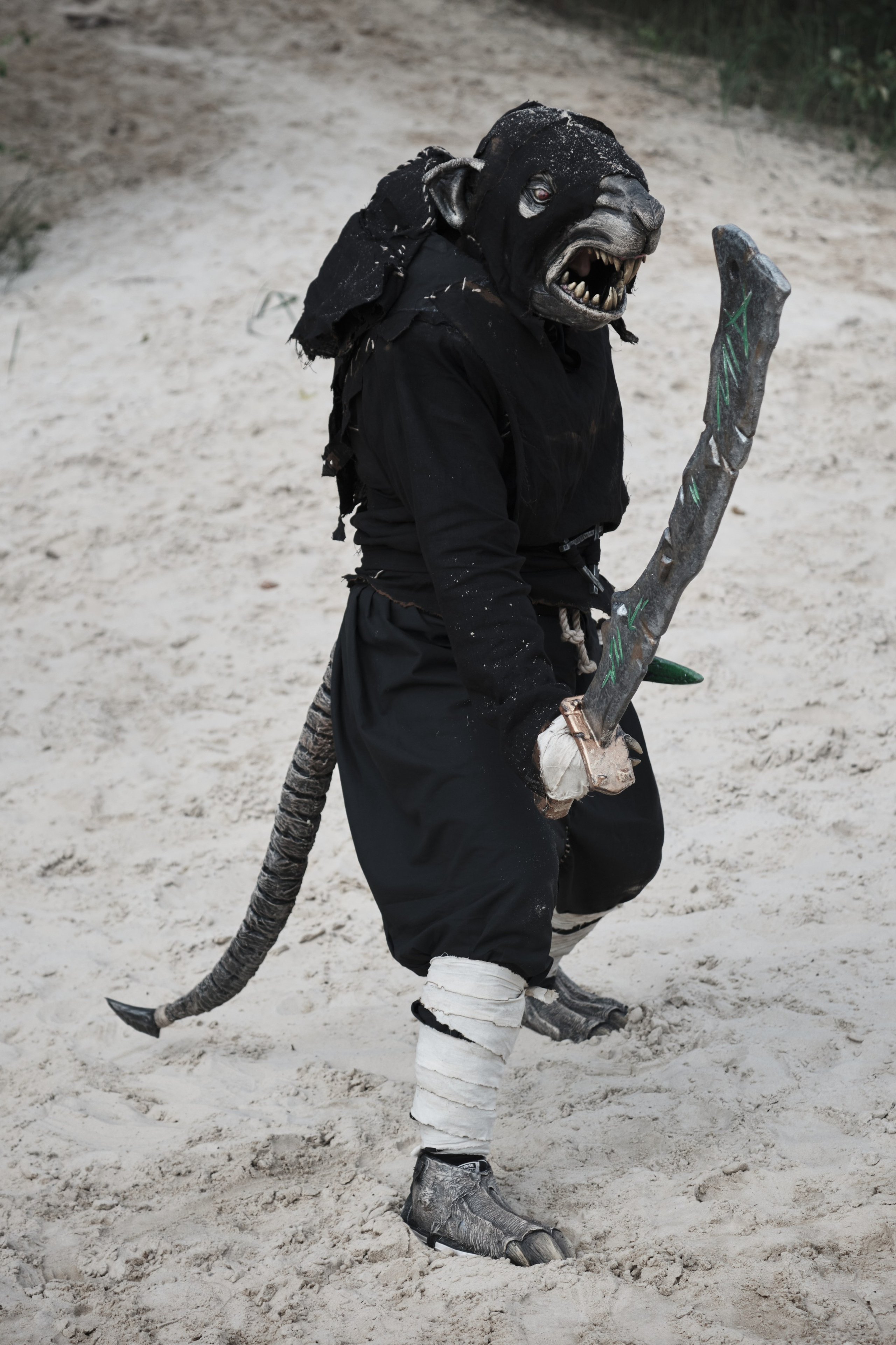 Крыса в саблей в руках