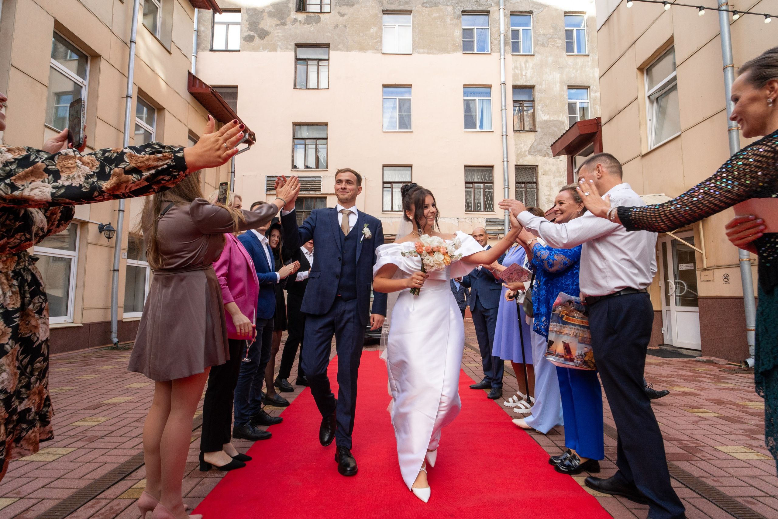 Сборы в отеле Индиго, съемка в Академии художеств, роспись во дворце бракосочетания№ 2 и банкет Нева Холл. Свадебный фотограф Александр Невский в Санкт-Петербурге