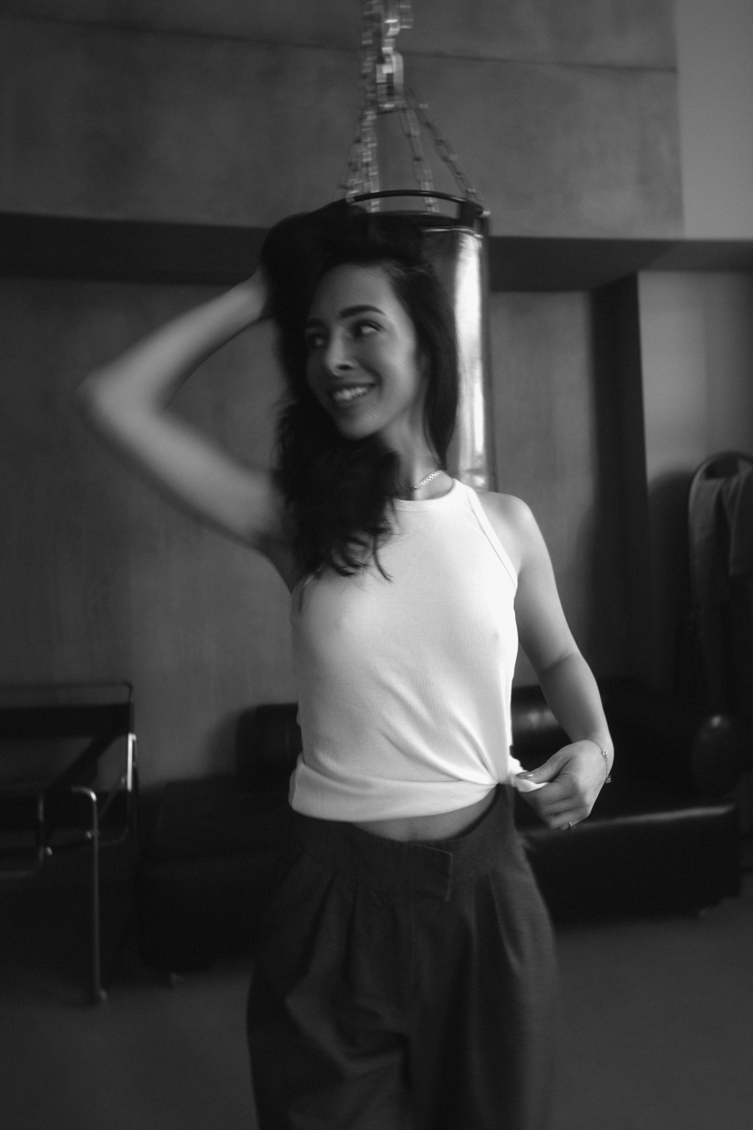 Женская портретная чб фотосессия в студии на циклораме в Казани