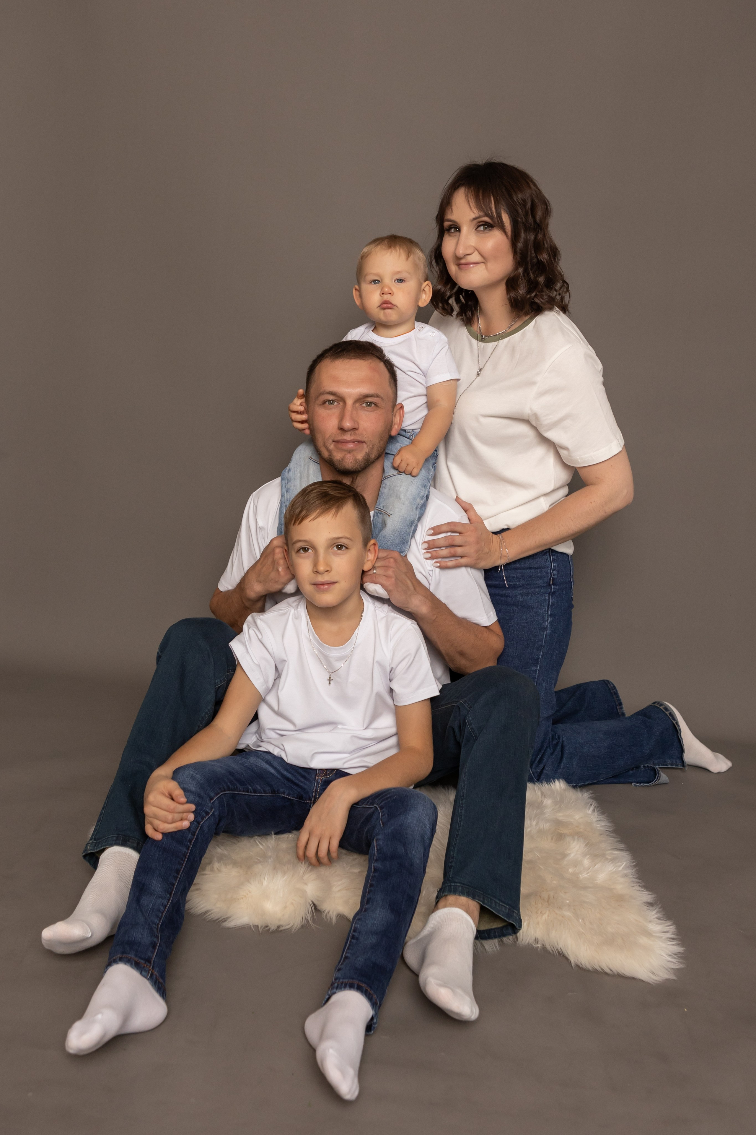 Фото с родителями на однотонных фонах. Фотограф новорожденных. Детский и семейный фотограф Марьяна Юдина