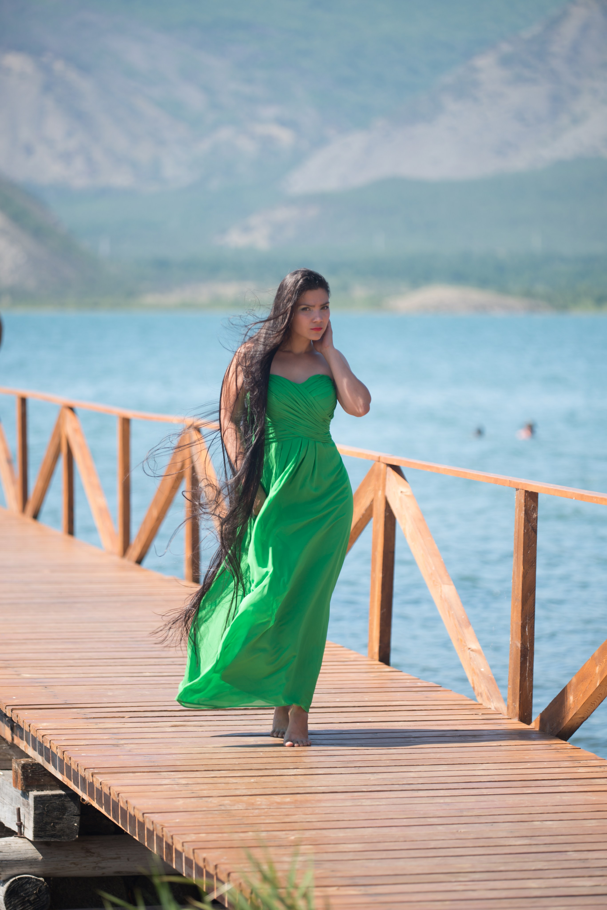 Девушка в зеленом шифоновом платье в лесу на фотопрогулке. Ольга Ли свадебный семейный фотограф Иркутск