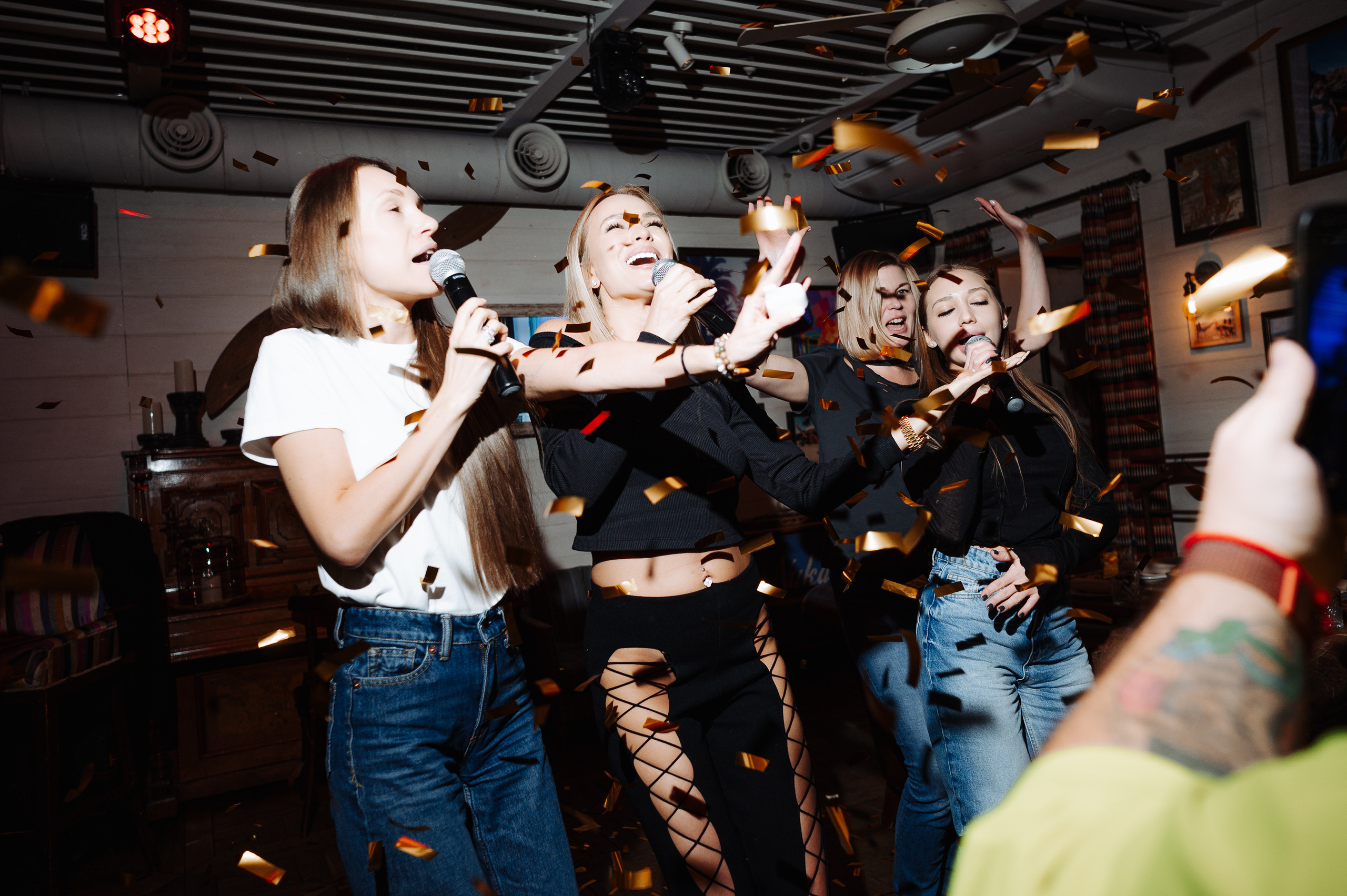 УГЛИ — Вечеринка в честь премьеры клипа VAVAN. Фотограф Вито Бурмасов | Москва