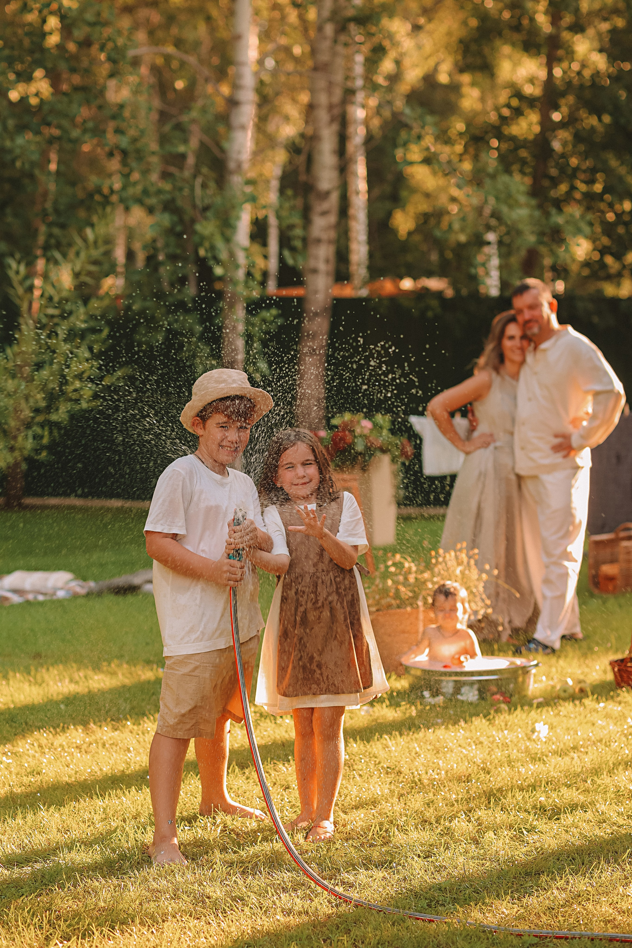Стирка у дома. Семейный фотограф Тюмень, фотограф на роды Салмина Мария