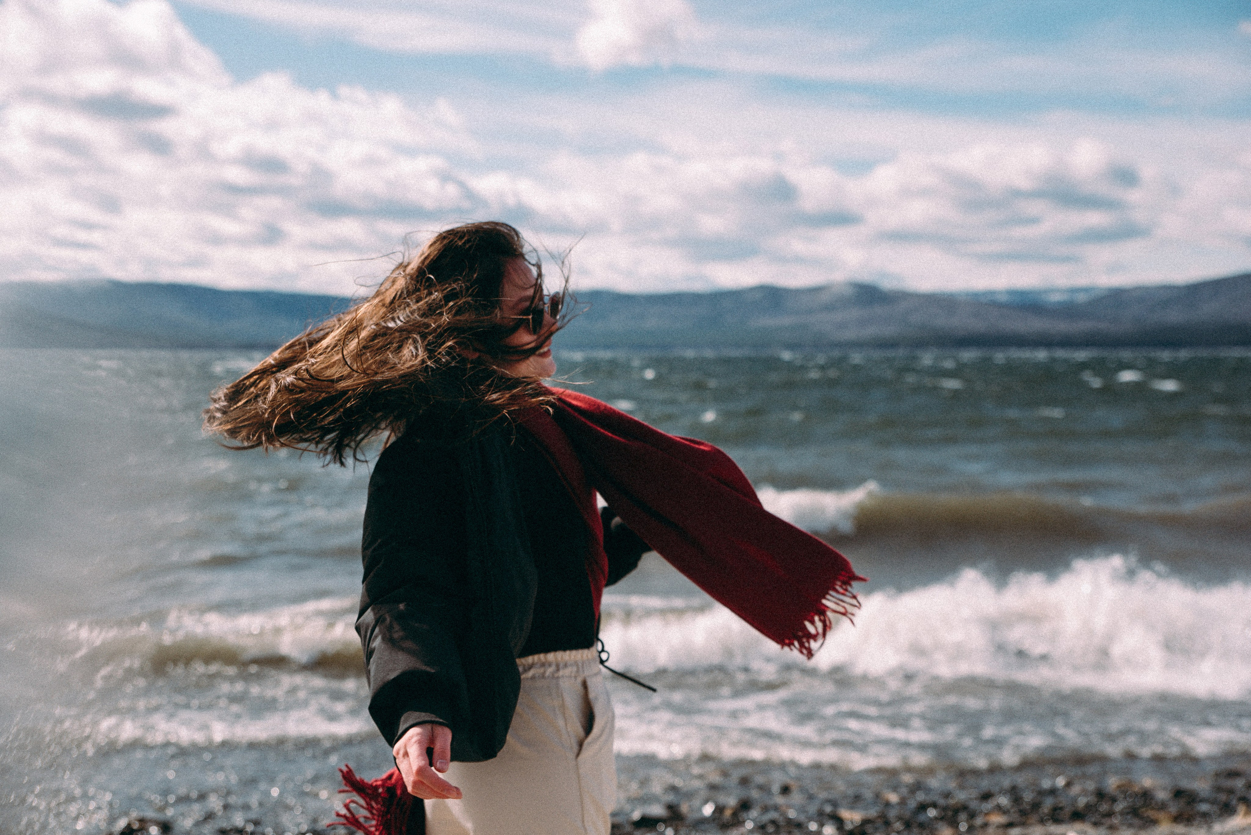 красный шарф на ветру 