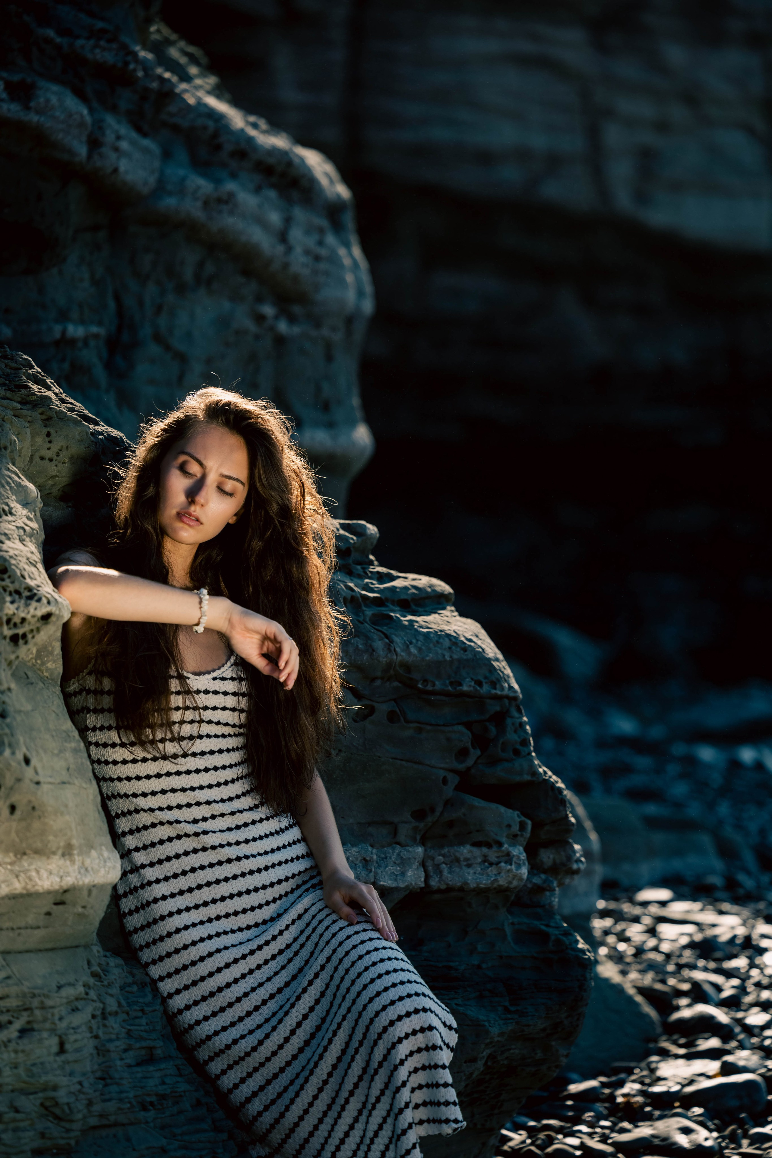 Еся и скалы. Фотограф Алексей Федорищев