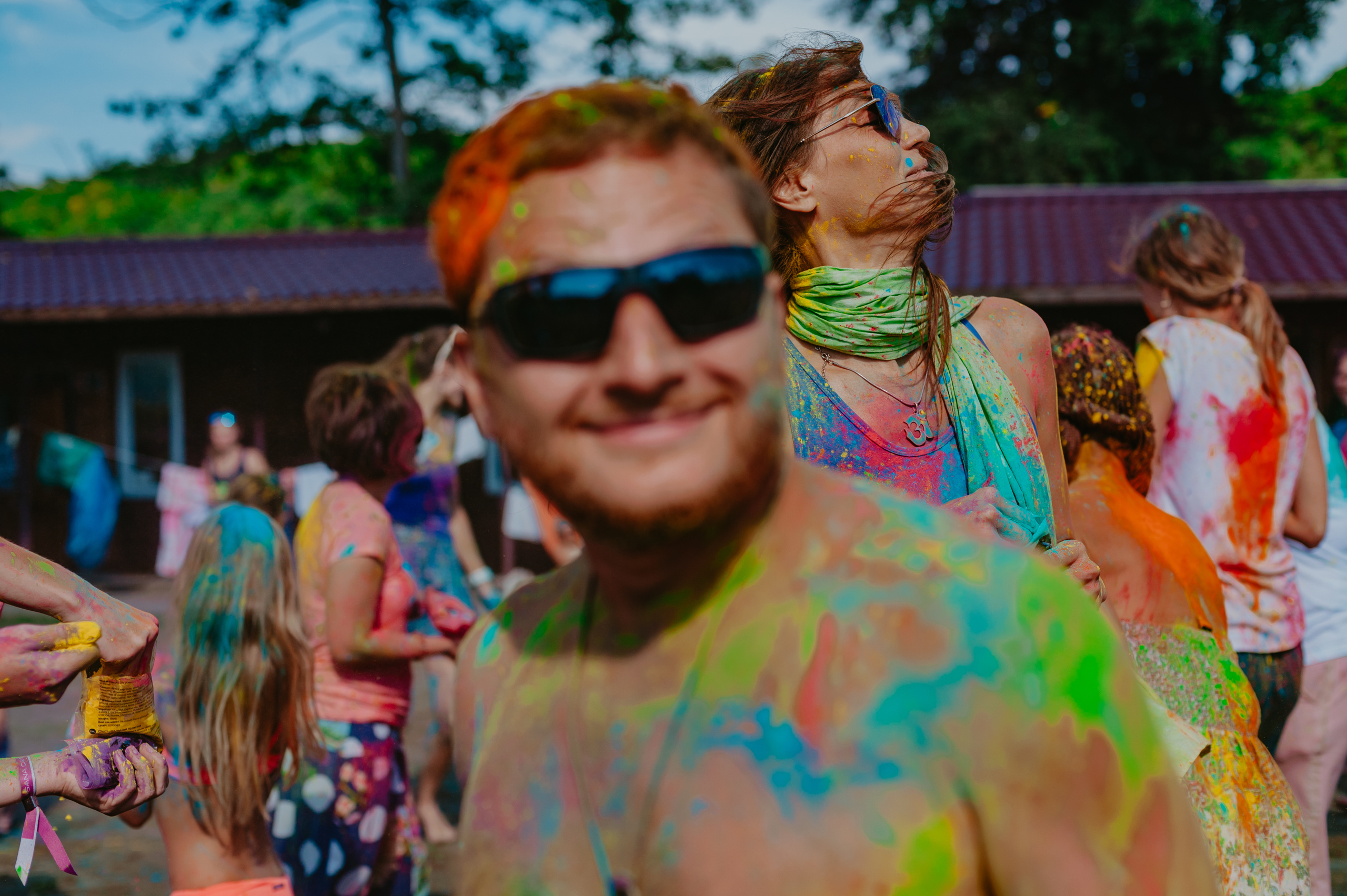 Праздник красок Холи на Фестивале Асана. Семейный фотограф Ульяна Вишнякова
