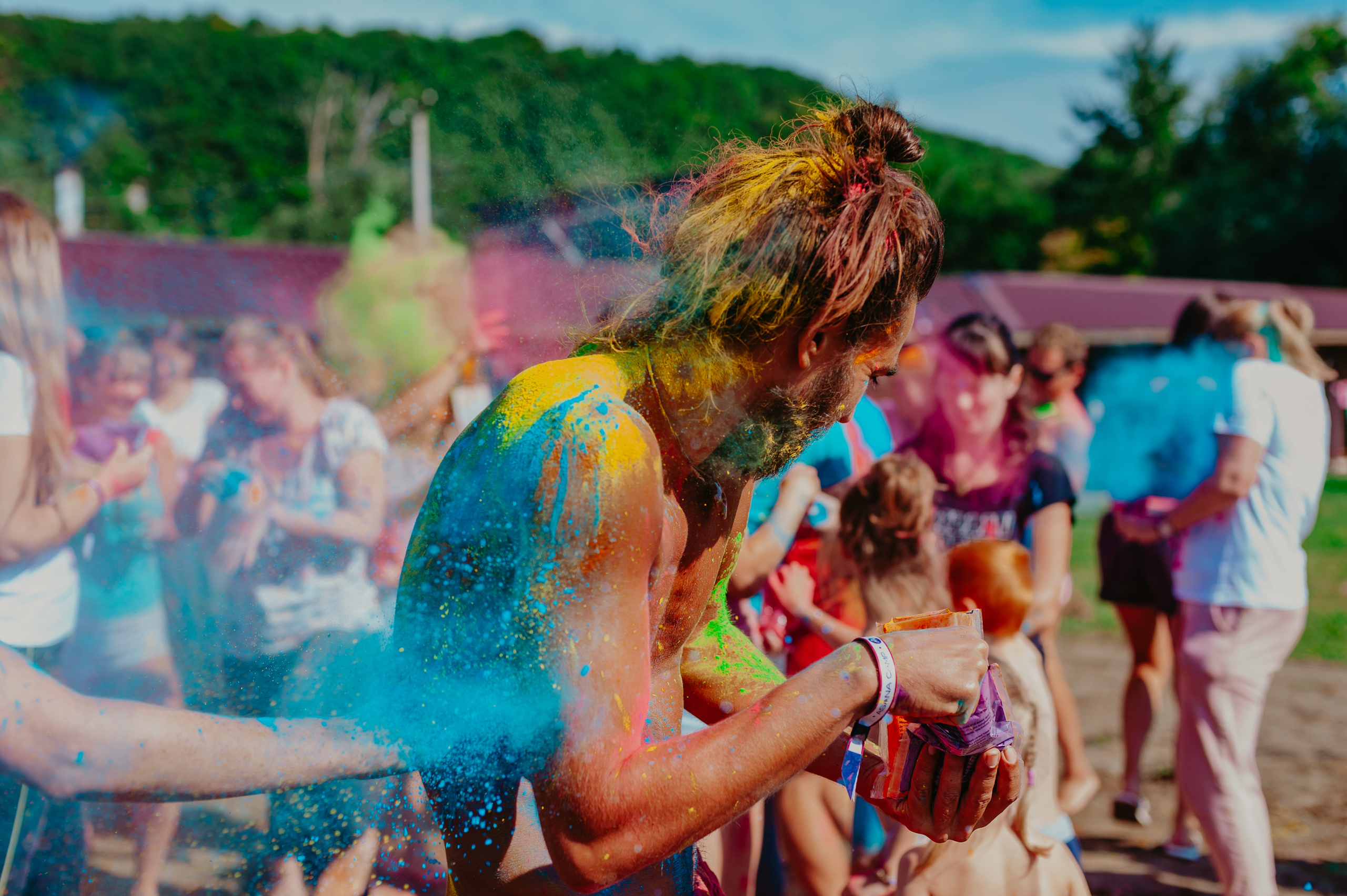 Праздник красок Холи на Фестивале Асана. Семейный фотограф Ульяна Вишнякова