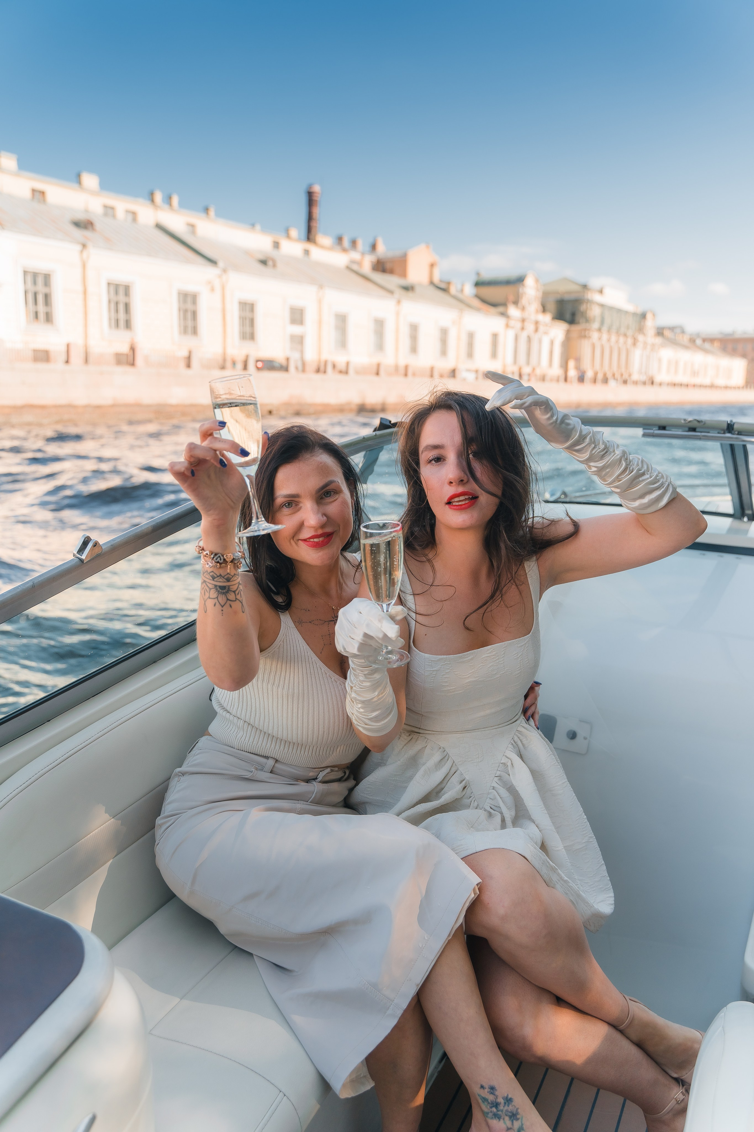 Фотосъемка девичника, встреча девушек, веселые женские портреты