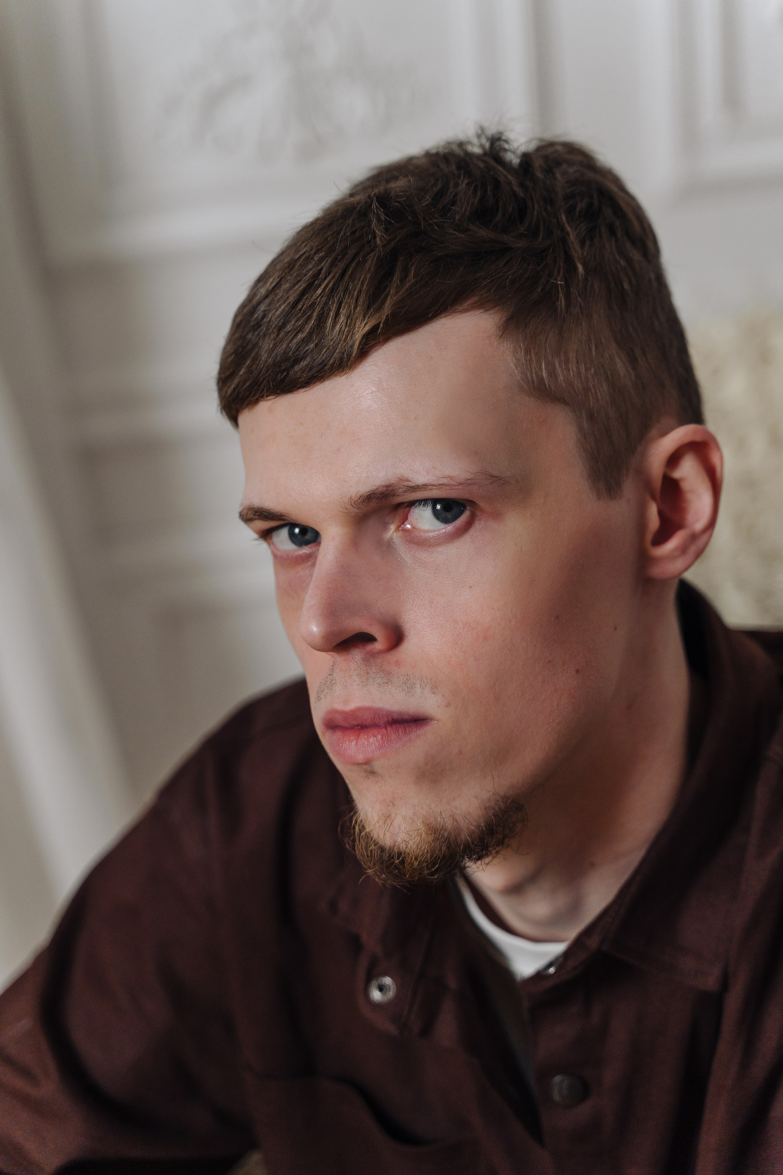 Зимняя фотосессия лавстори с предложением руки и сердца в фотостудии