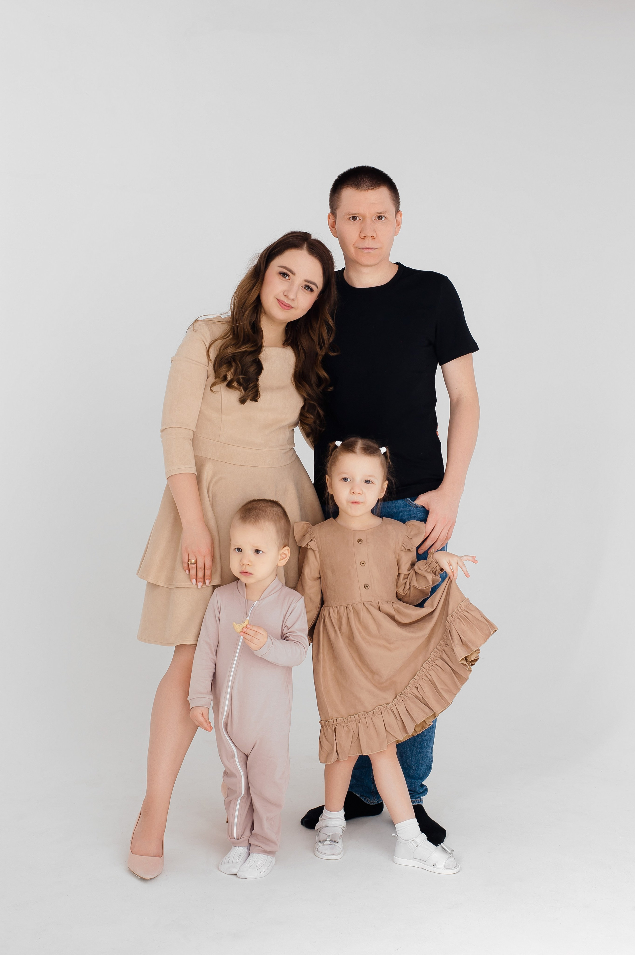 Семейная Фотосессия в Москве в стиле минимализм. Фотосъёмка в стиле VOGUE "под ключ". Опыт работы более 6 лет. 