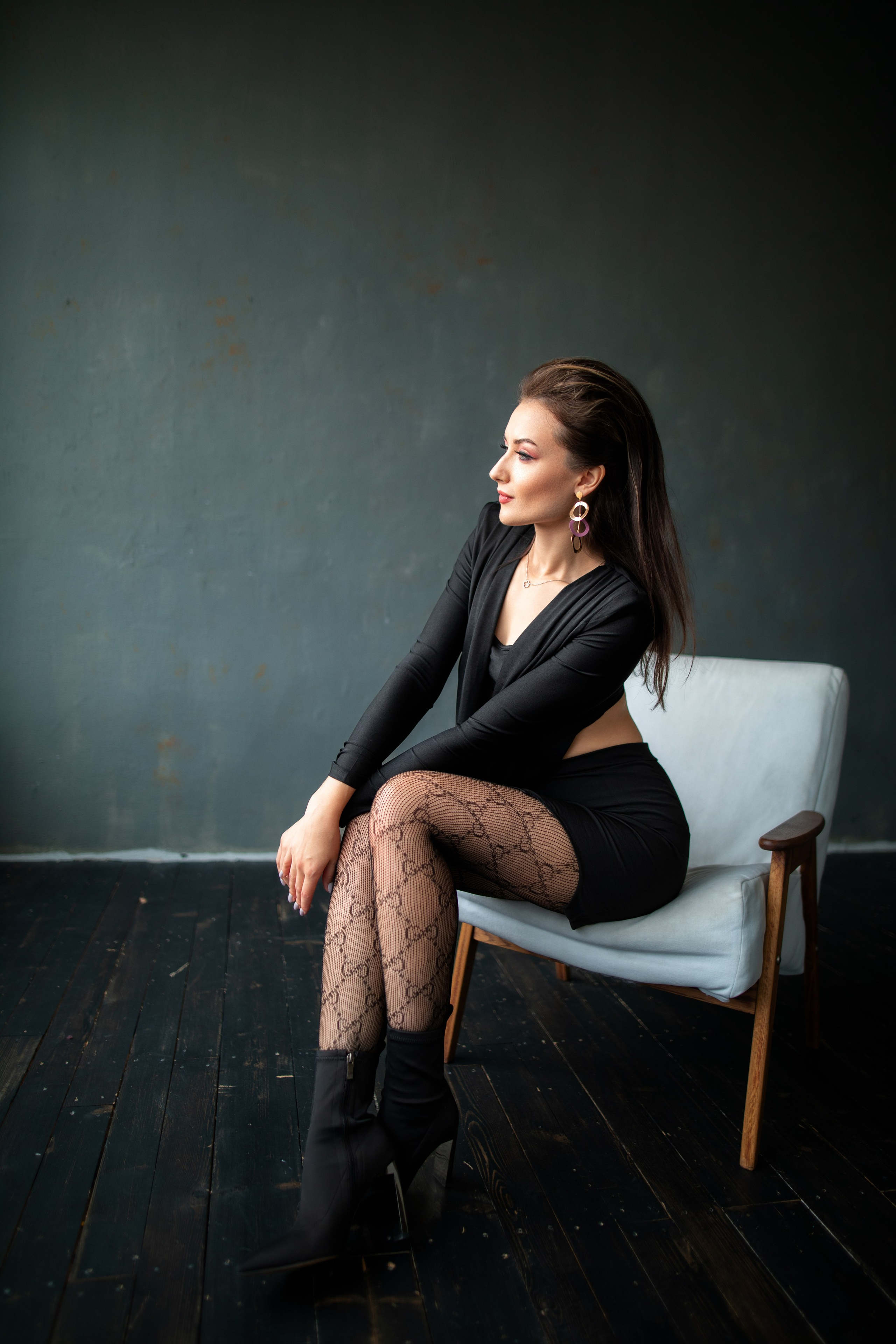 Студийный фотосет с Анастасией в минимальном интерьере в формате для «себя»