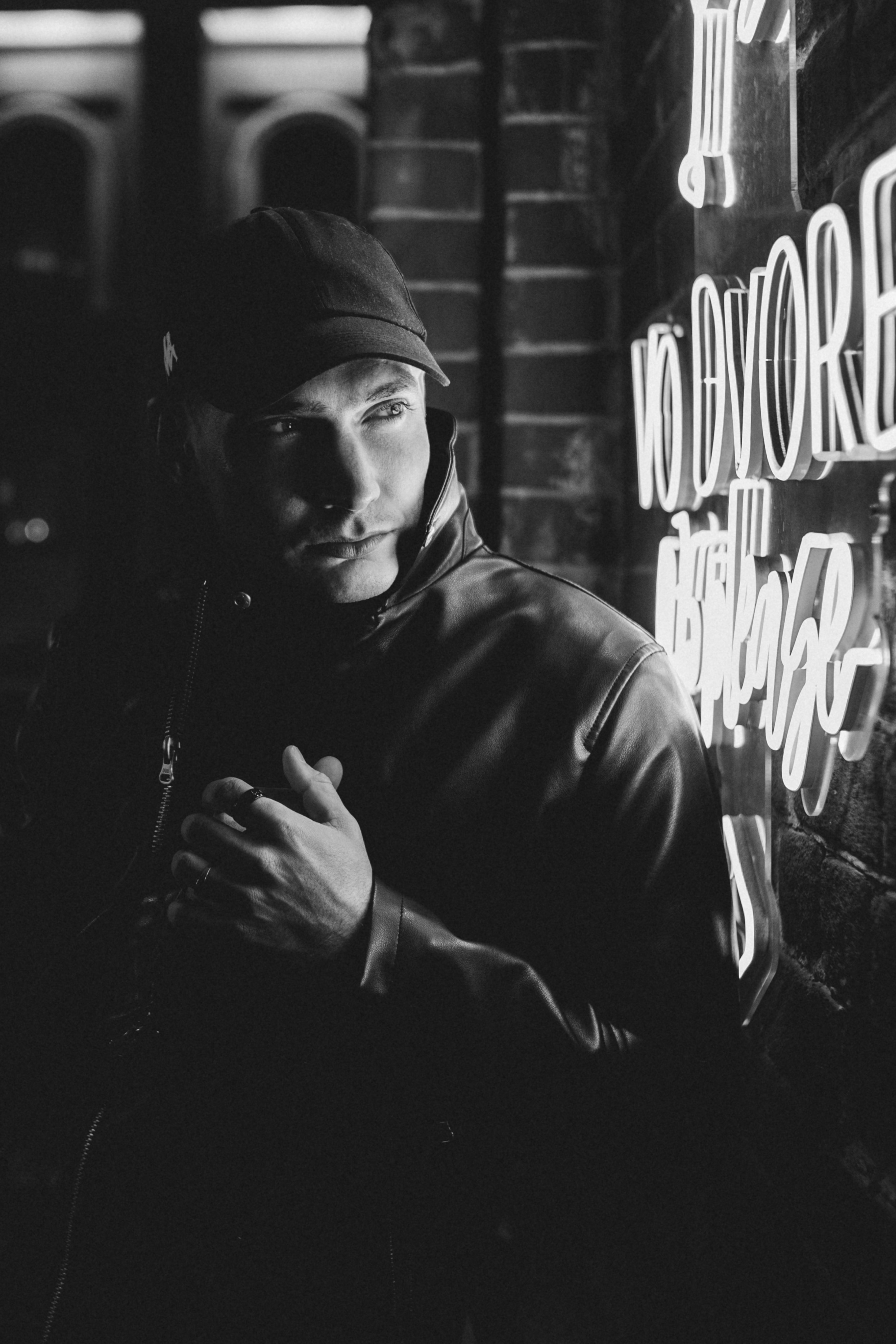 Евгений. Ночь и неон. Фотограф Регина Крикунова г. Красноярск