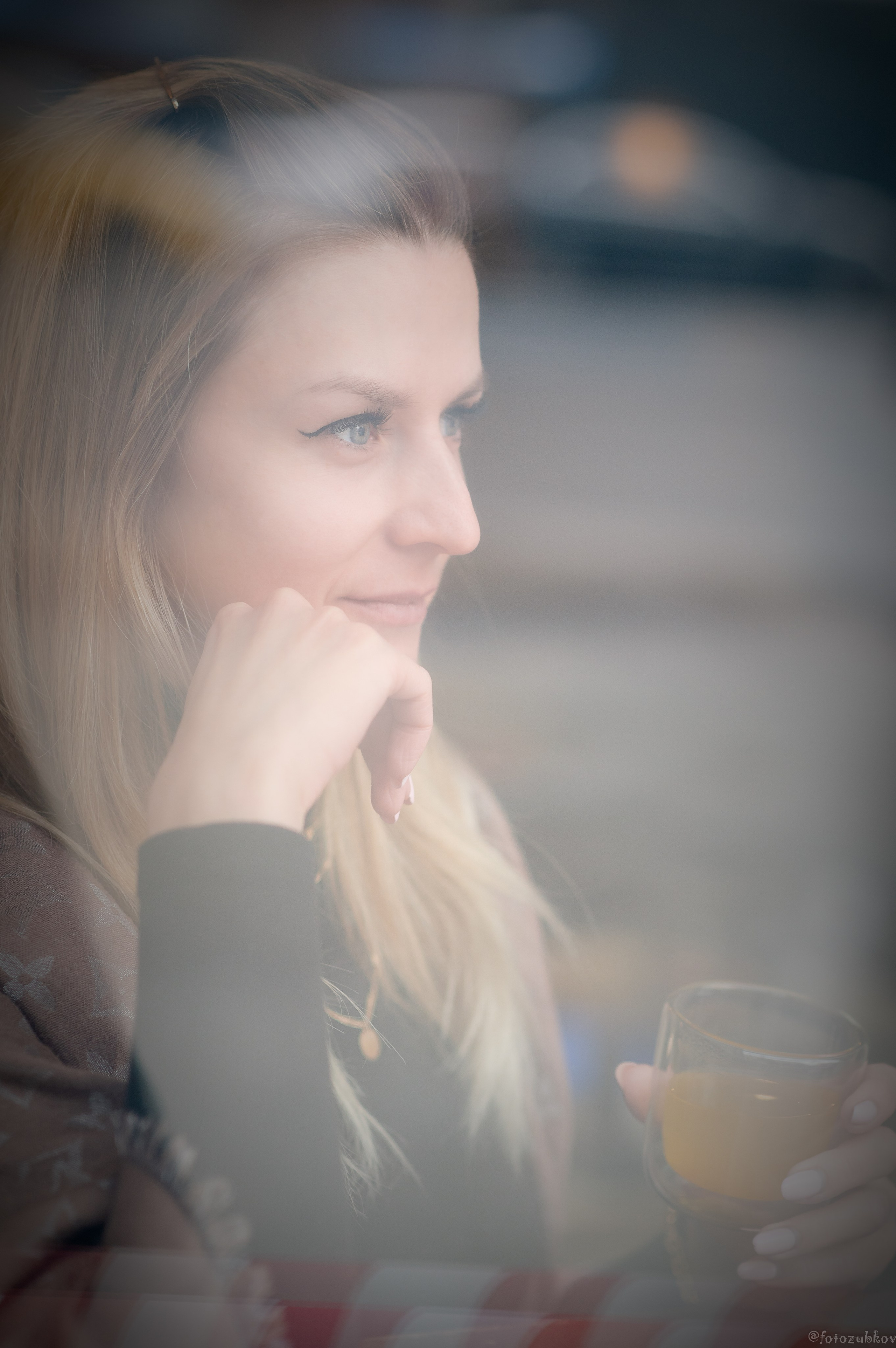 Задумчивая девушка за стеклом