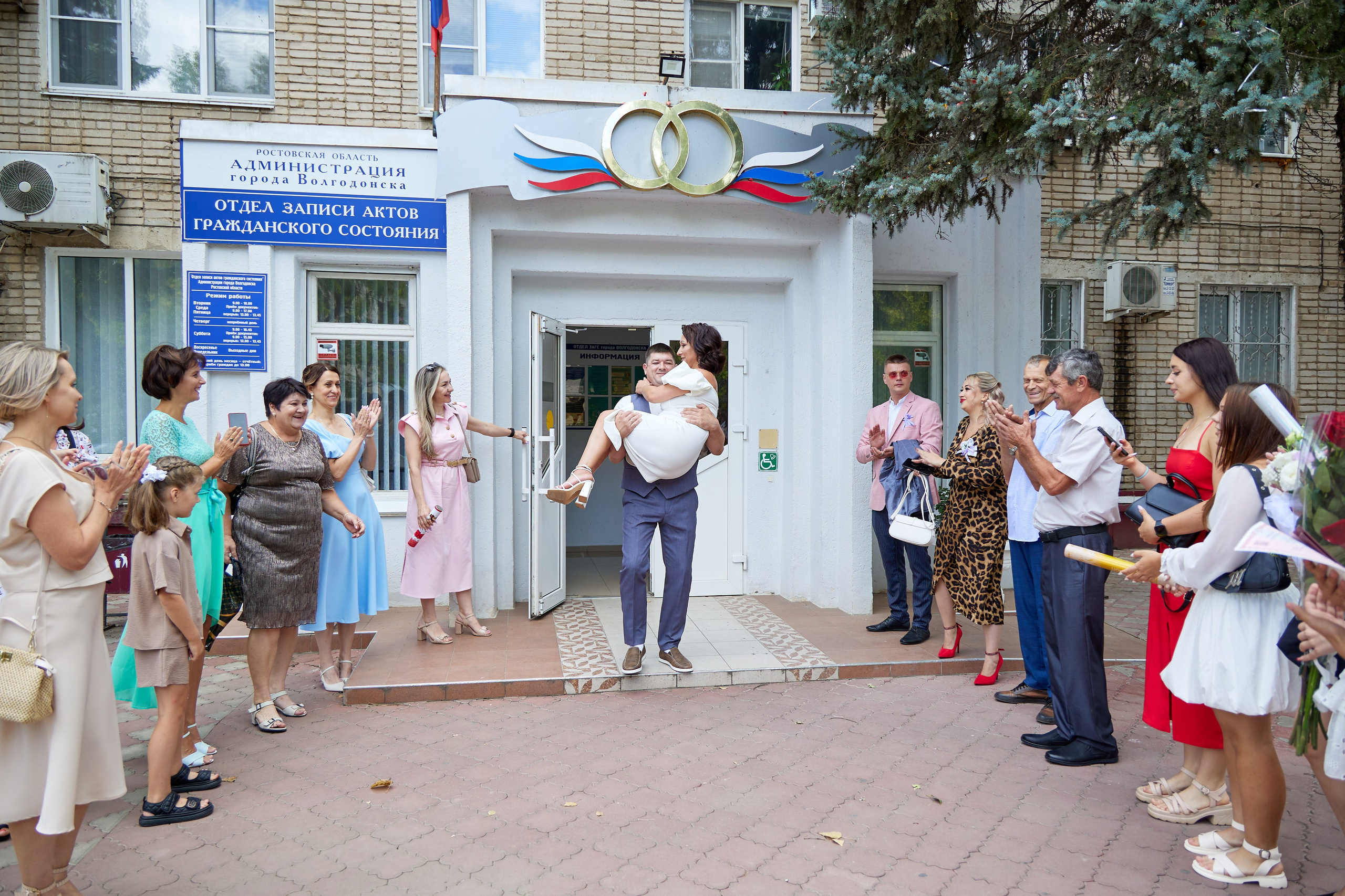 Фотосъемка в ЗАГСе, прогулка молодых, банкет