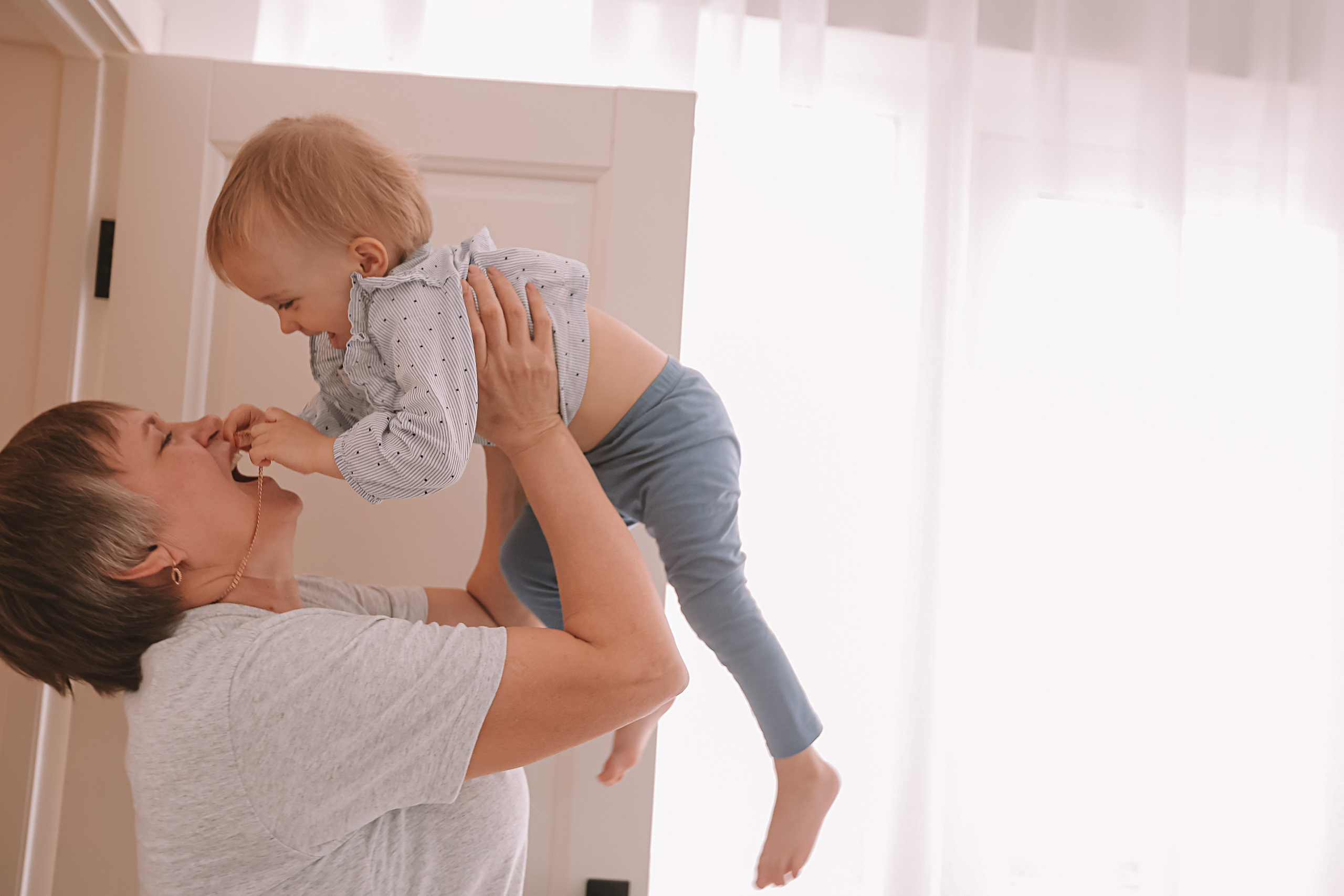 Семейная в домике (репортаж). Семейный фотограф Тюмень, фотограф на роды Салмина Мария