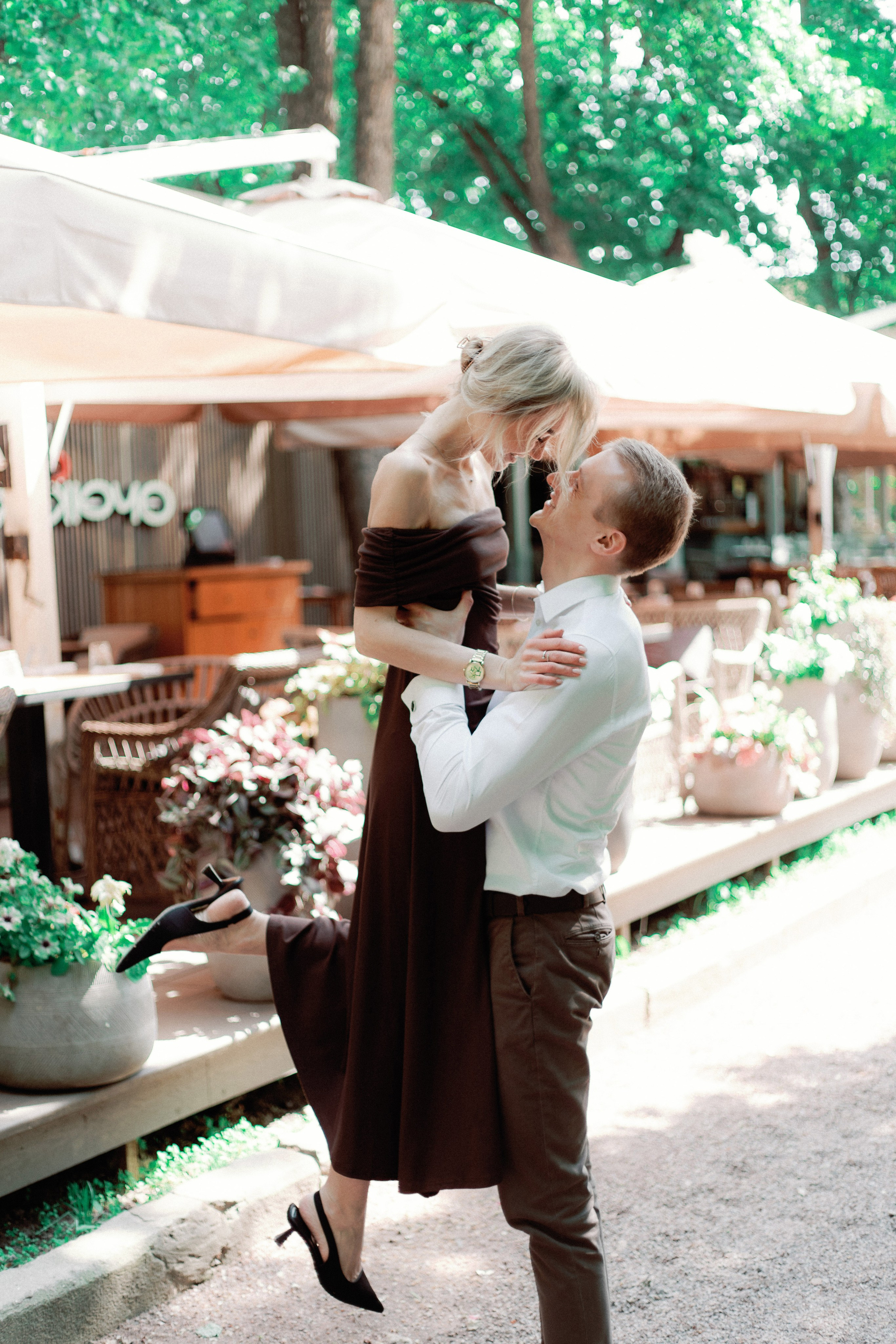 Весеняя лавстори прогулка в парке в Москве, фотограф в Москве