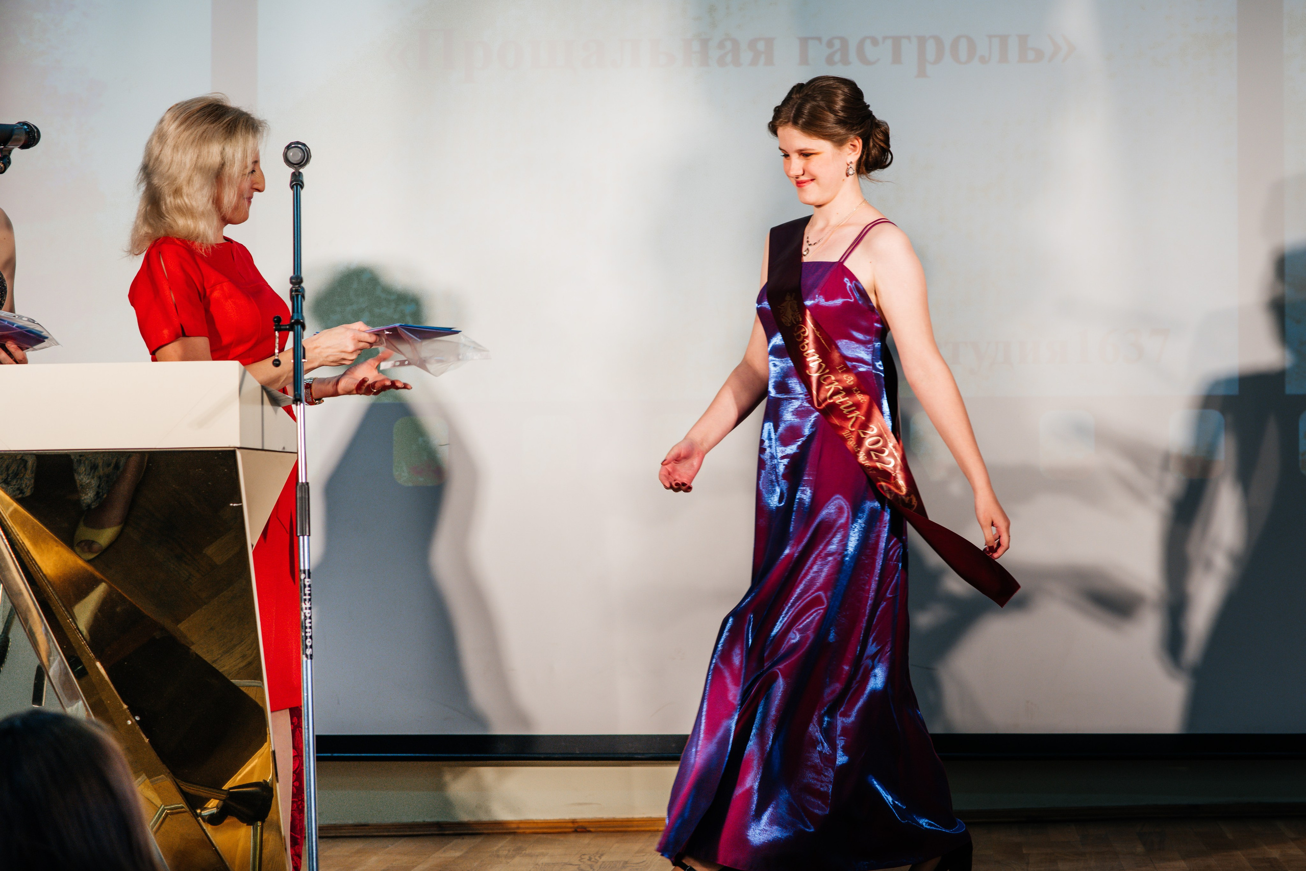 Вручение аттестатов. Выпускные альбомы в Подольске Москве и МО