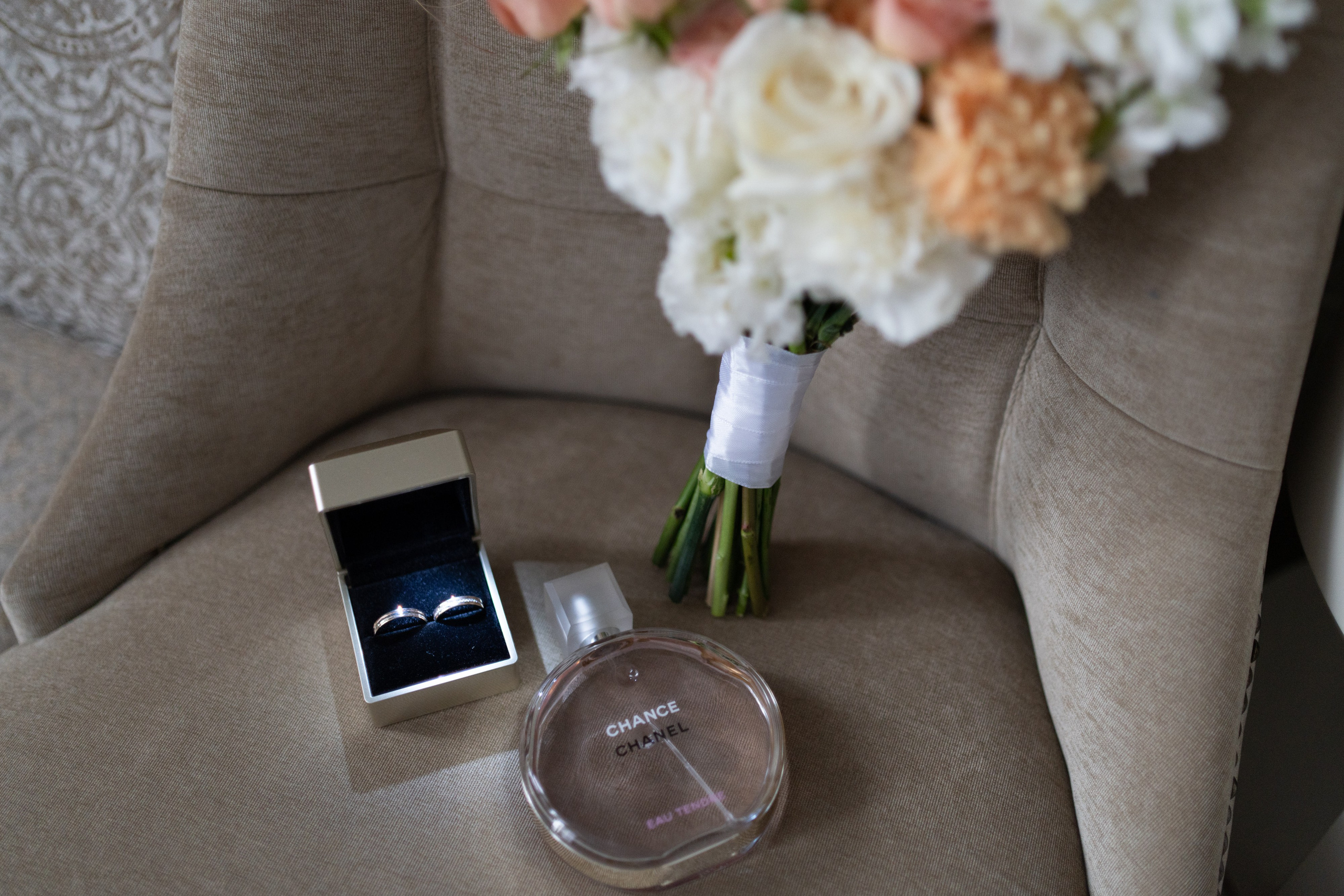 Сборы в отеле Индиго, съемка в Академии художеств, роспись во дворце бракосочетания№ 2 и банкет Нева Холл. Свадебный фотограф Александр Невский в Санкт-Петербурге