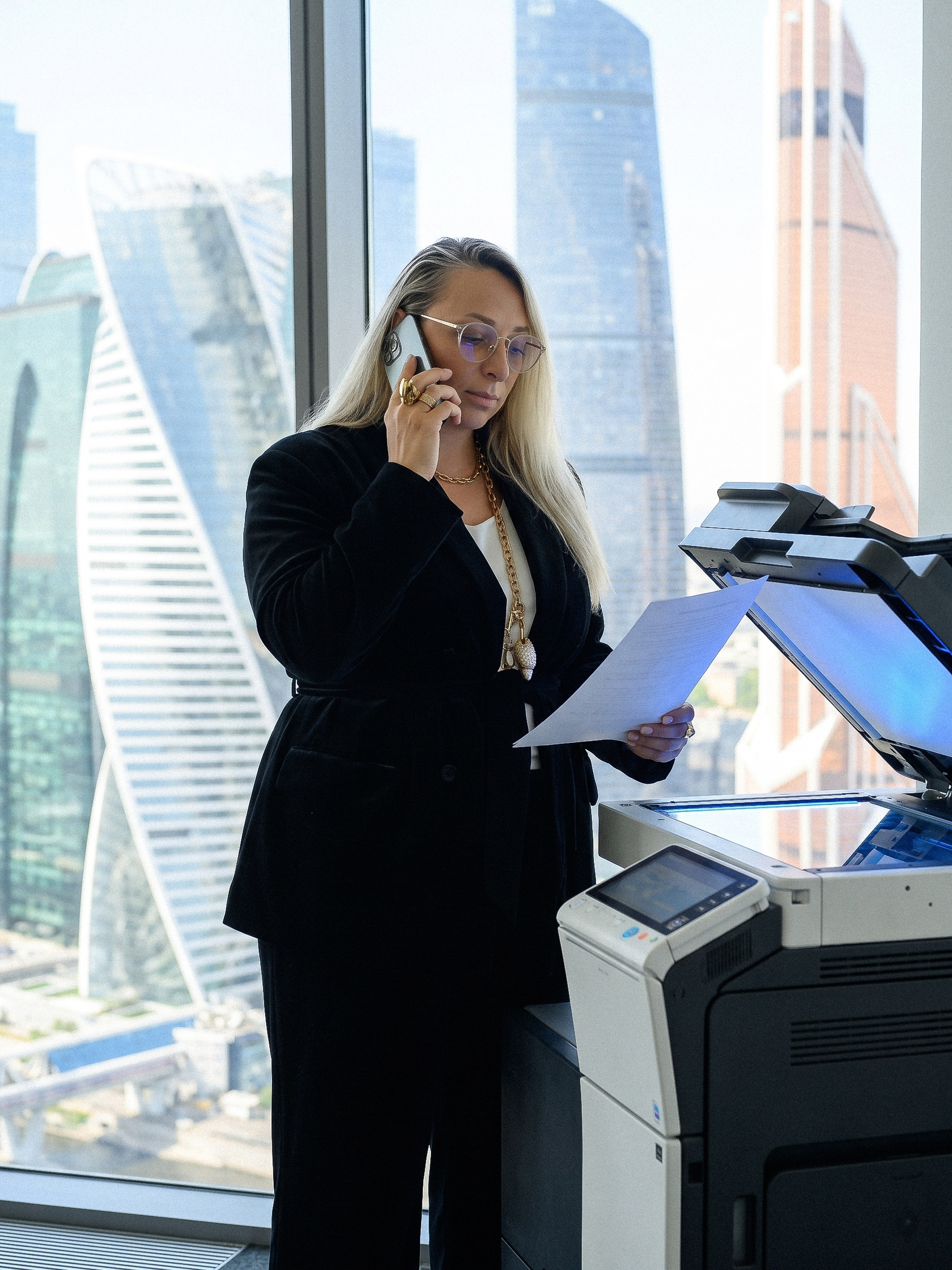 AI портрет эксперта по недвижимости в офисе с видом на Москва-Сити — профессиональный ИИ визуал риелтора в рабочем процессе для соцсетей