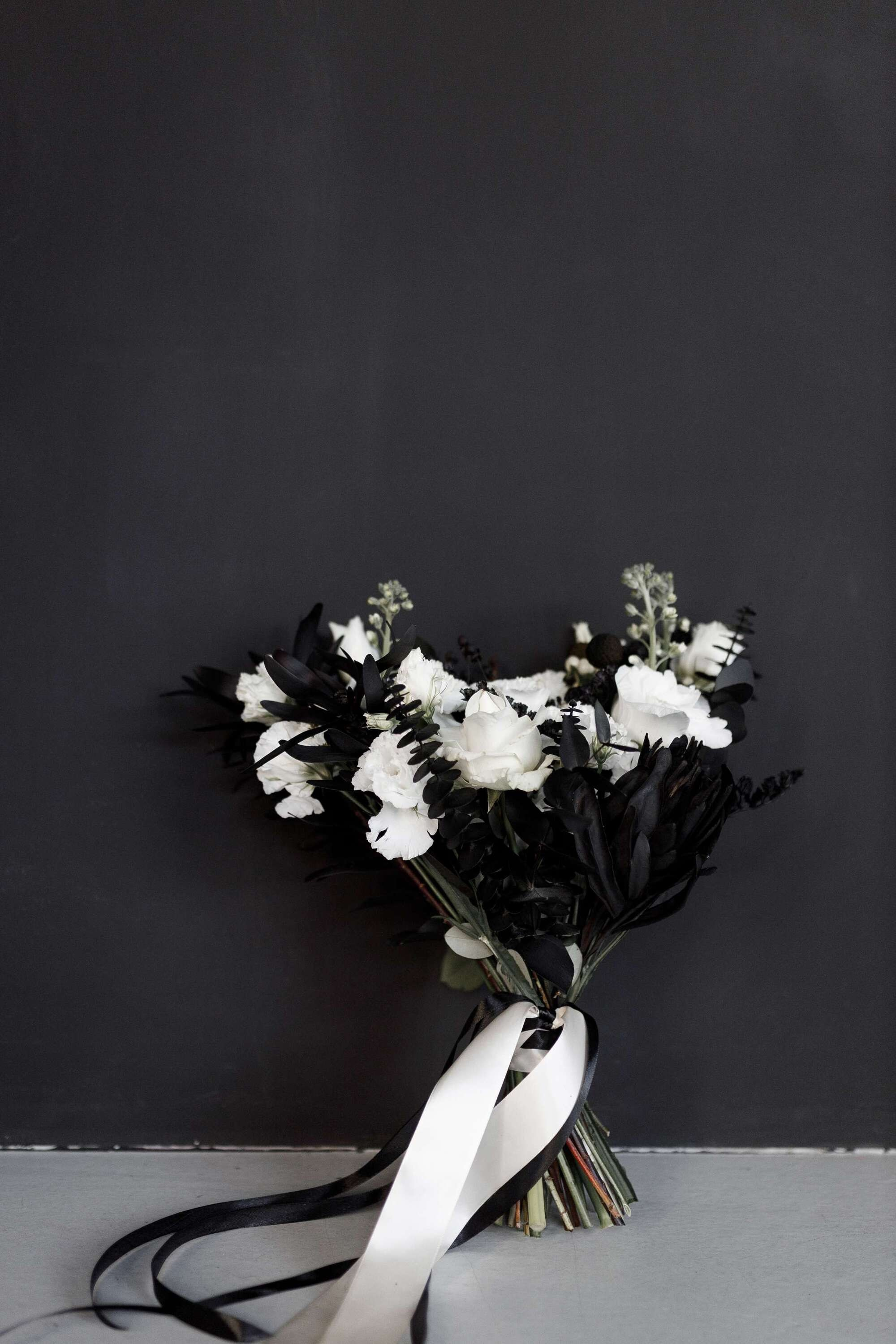 Невеста в темных тонах с черным букетом