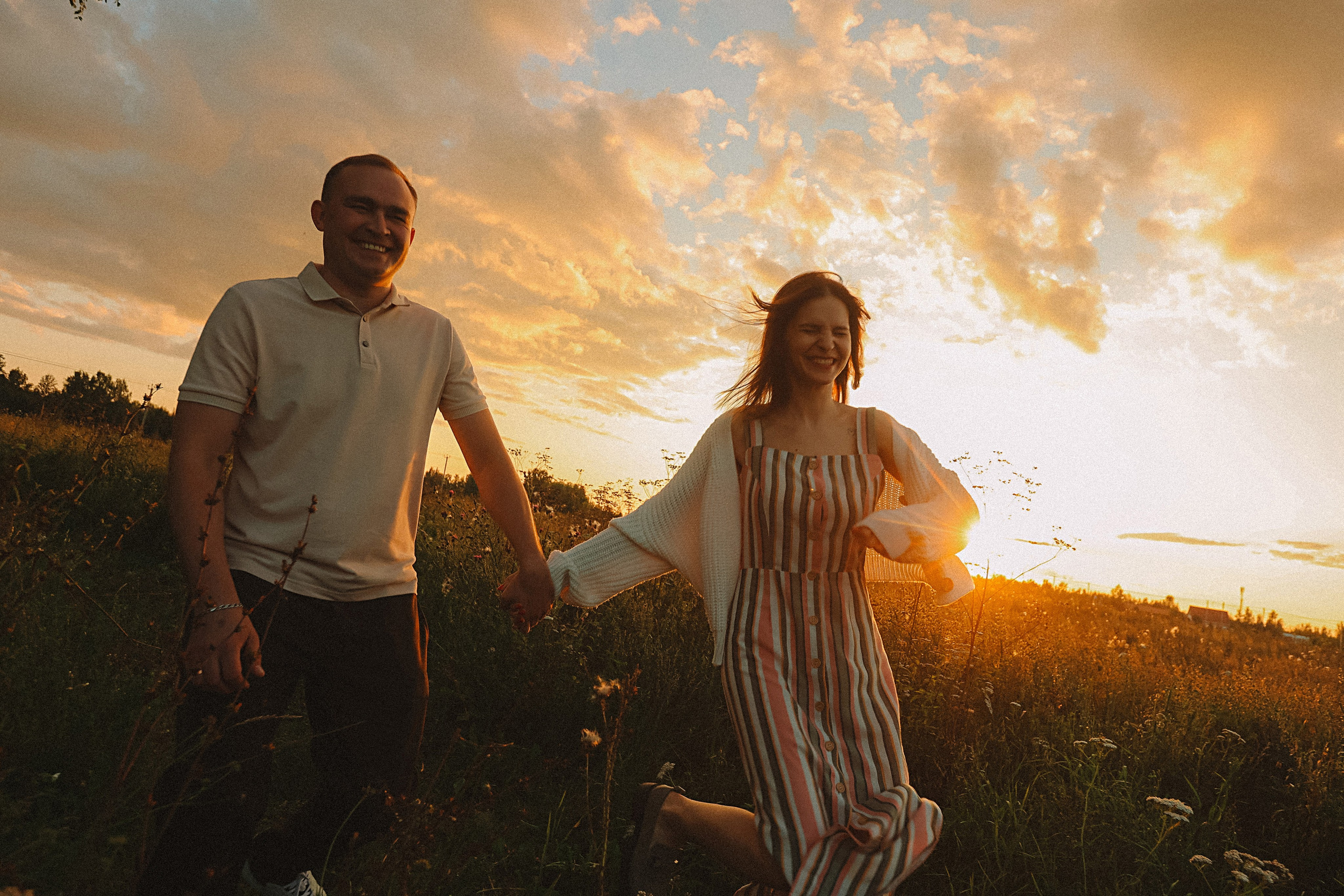 Поле love story на закате. Семейный фотограф Тюмень, фотограф на роды Салмина Мария