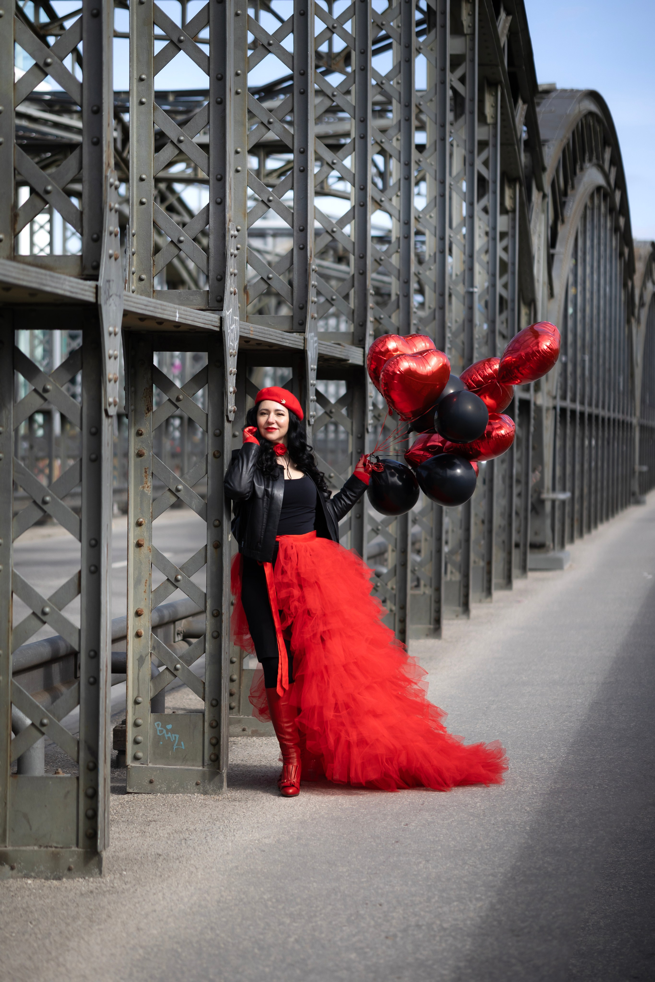 Balloons and red skirt. Photographer in Munich