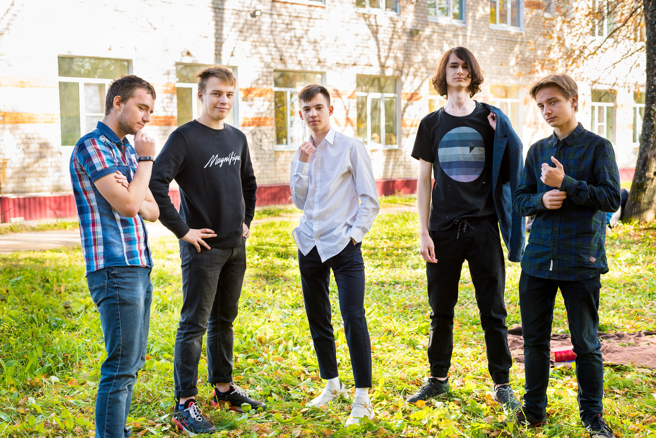 В школьном дворе, парке. Детский фотограф в Екатеринбурге и Берёзовском Евгений Кондаков