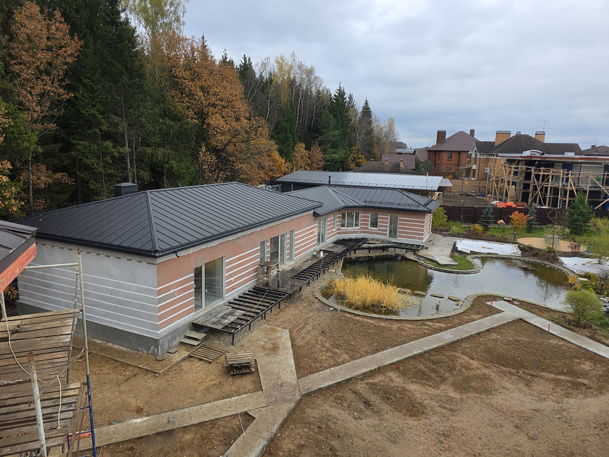 Планировка участка после заливки — формирование уровней, уклонов и зон отдыха. Участок готов к дальнейшему благоустройству.