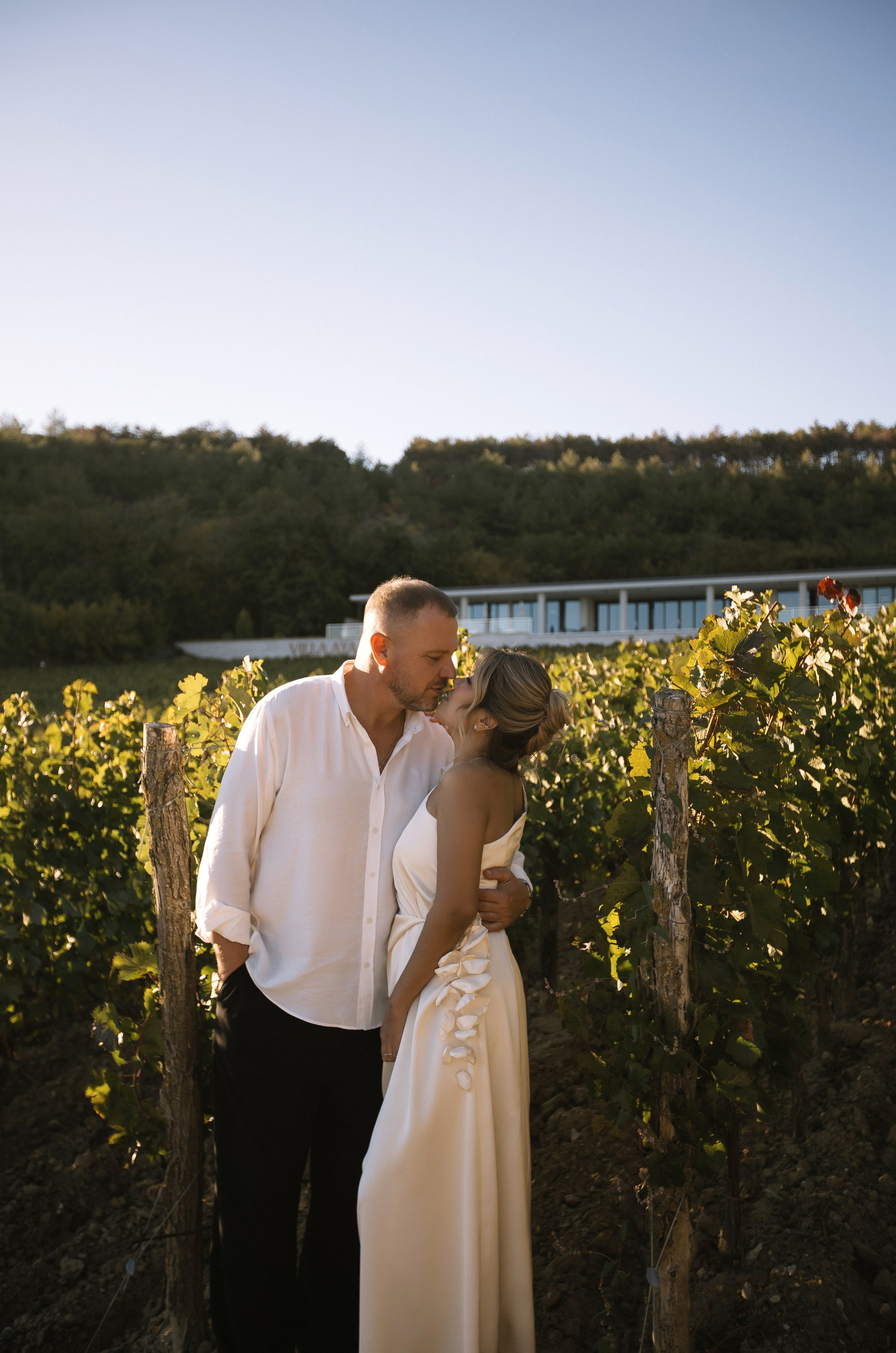 Александр и Гузель. Свадьба для двоих. Винодельня AYA. Фотограф Анна Лейман. Севастополь