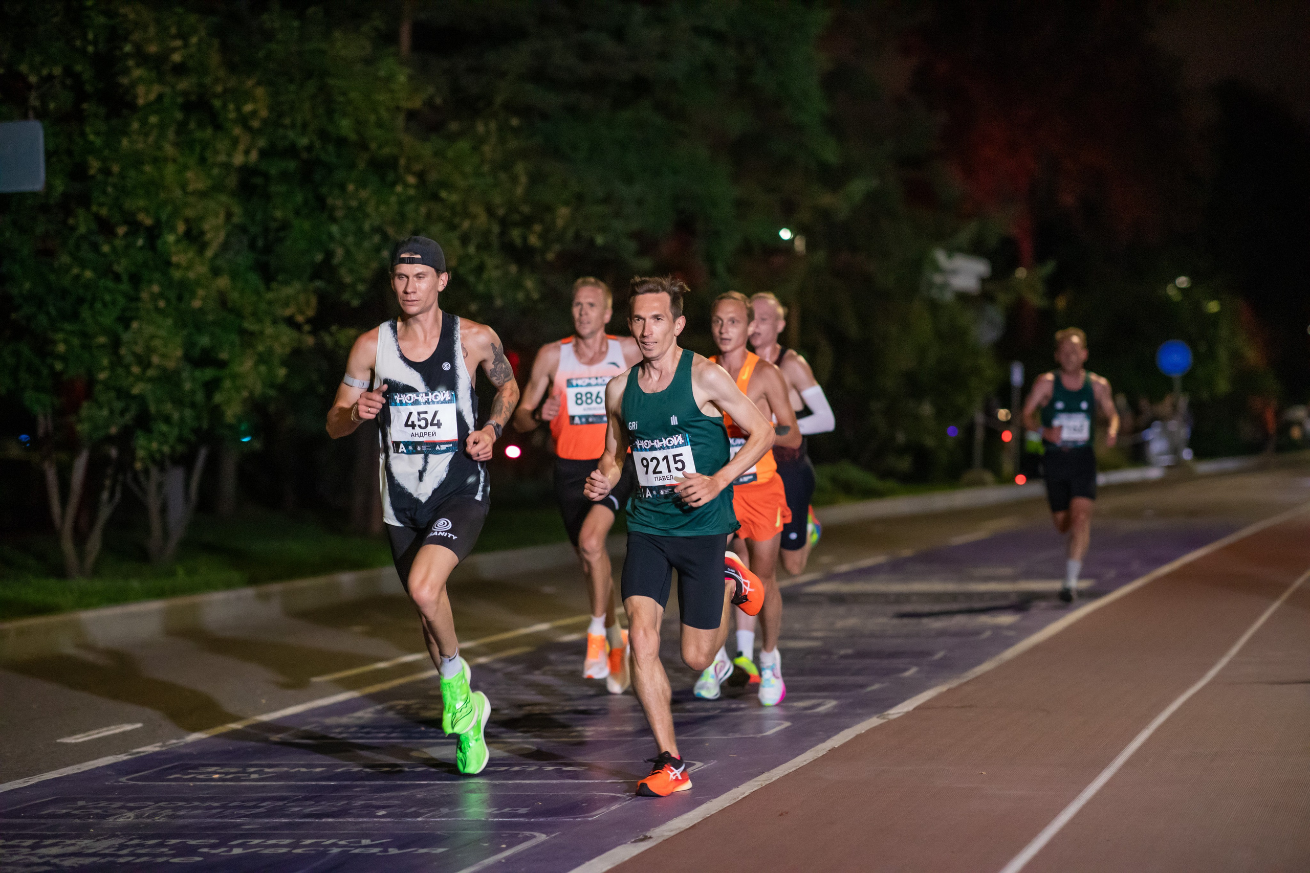 Ночной забег в ленте фотографий бегунов 03.08.24. Фотограф Сергей Ловкий