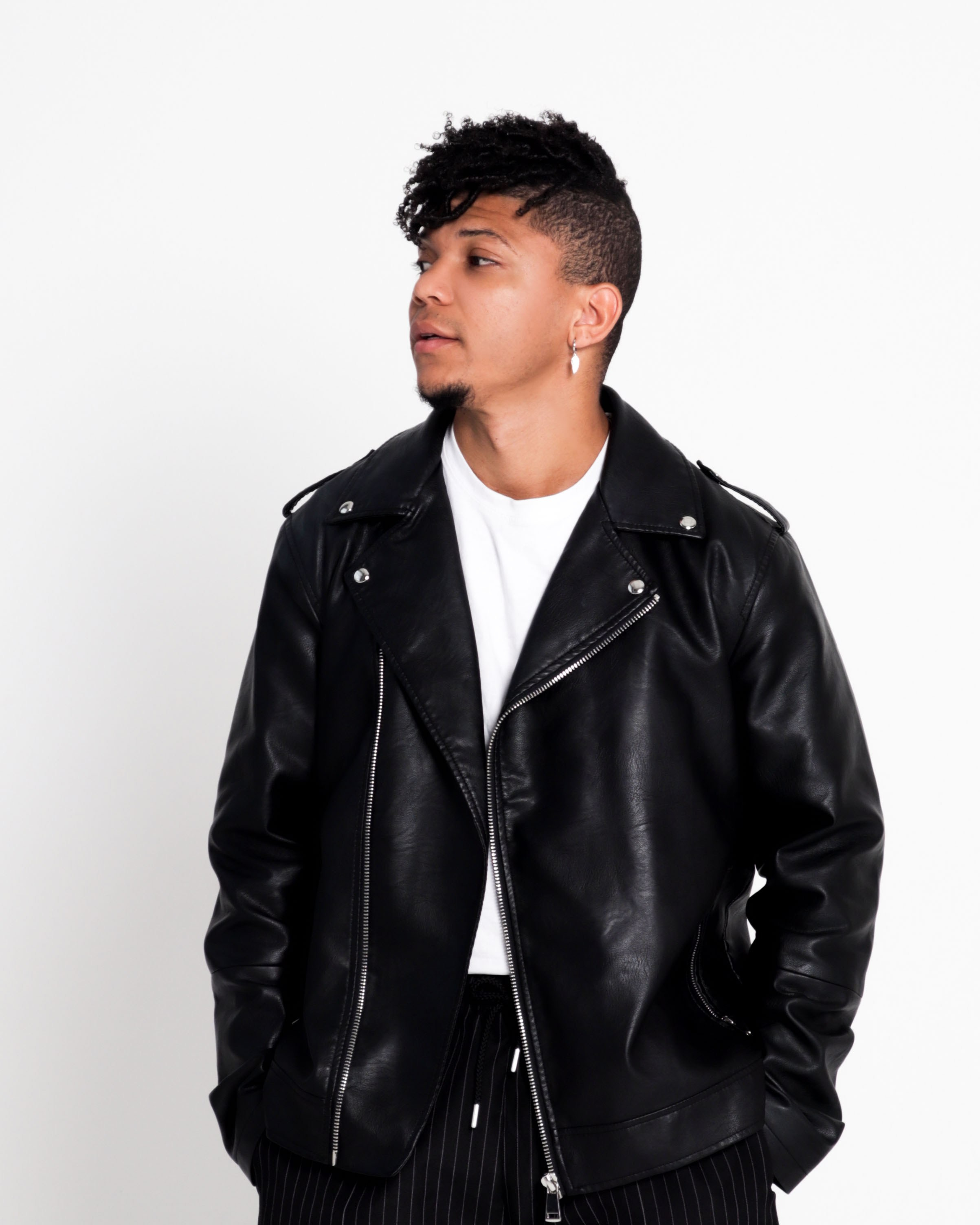 мужчина в белой футболке