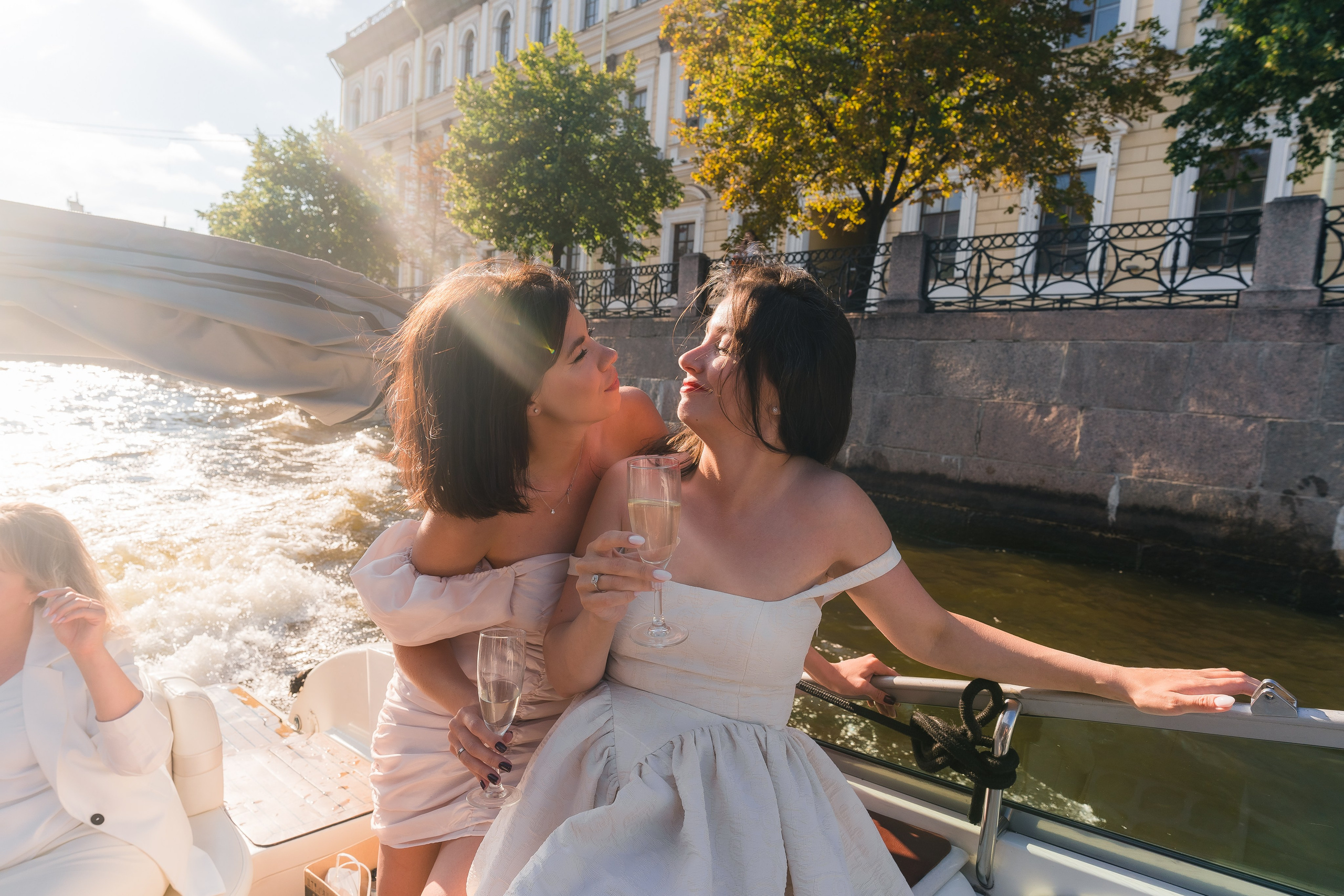 Фотосъемка девичника, встреча девушек, веселые женские портреты